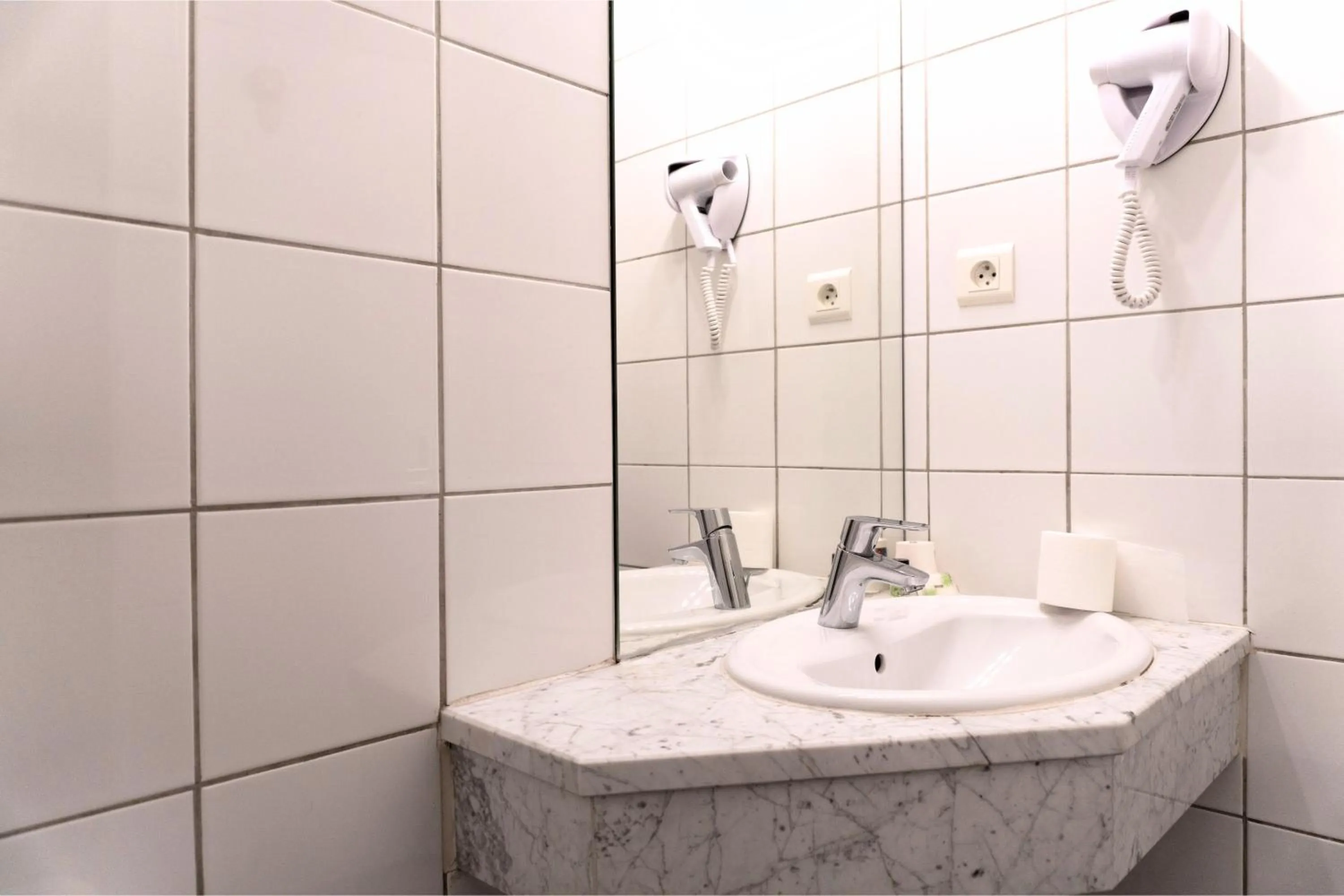 Bathroom in Hotel Ours Blanc - Victor Hugo