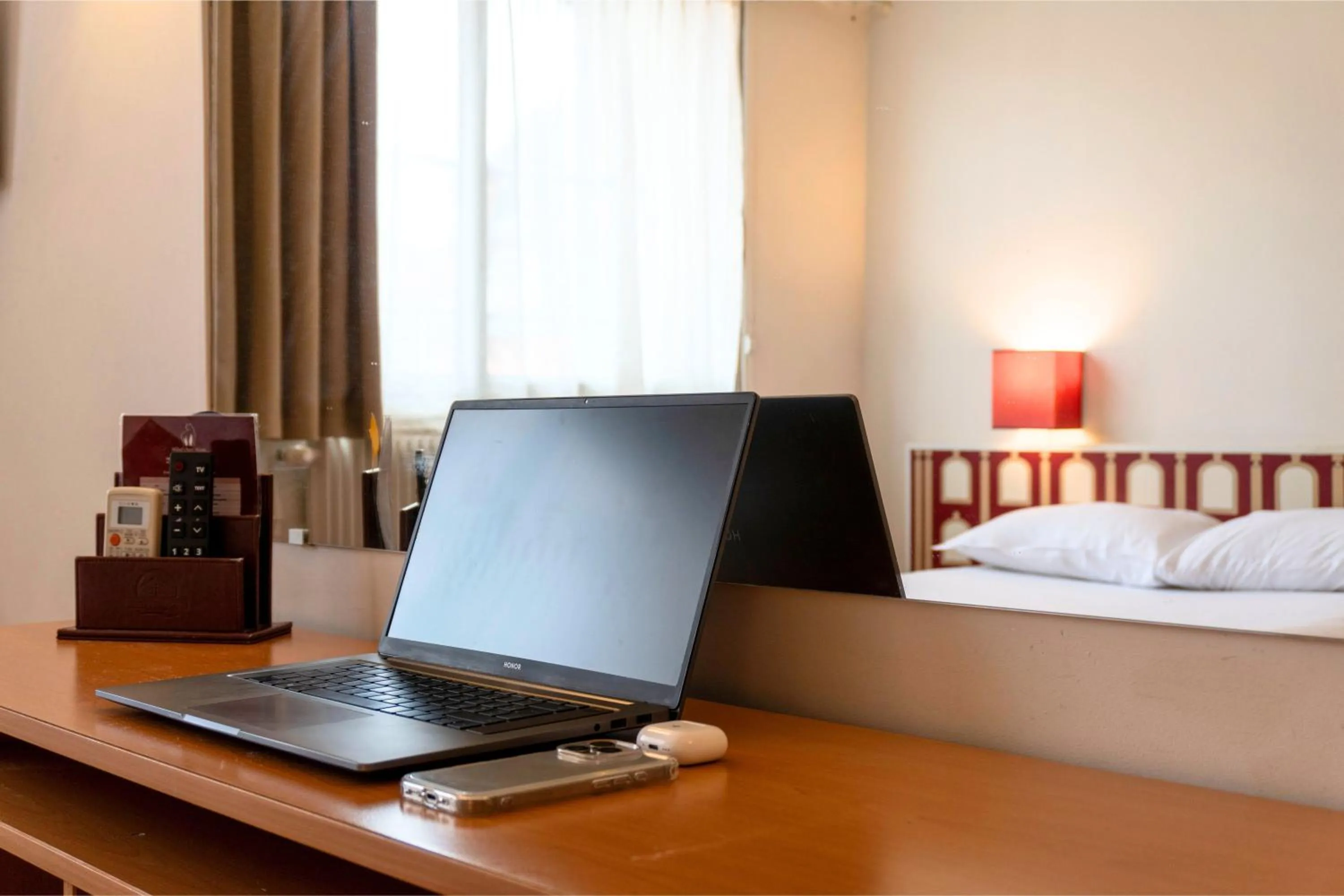 Seating area, Bed in Hotel Ours Blanc - Victor Hugo