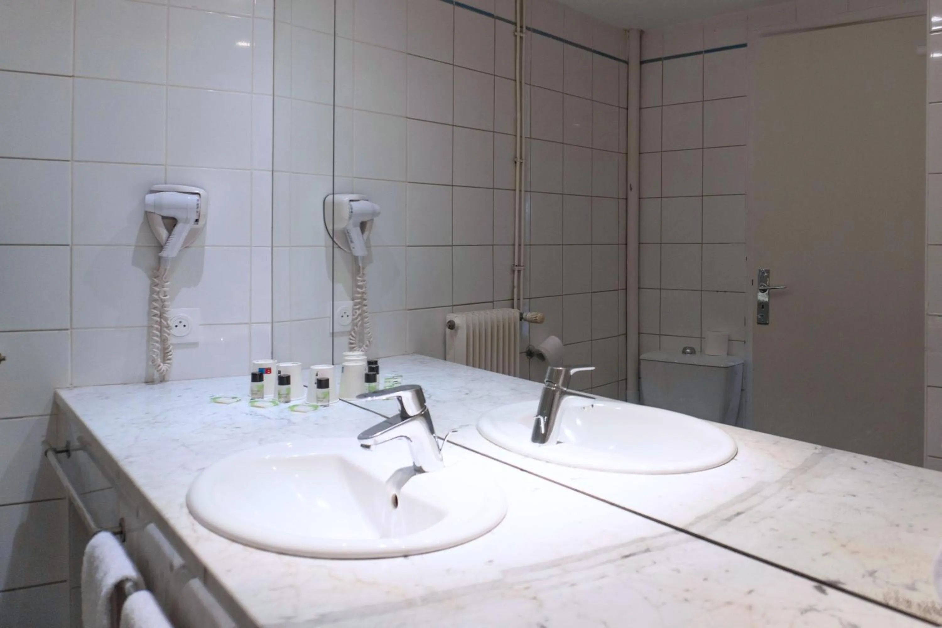 Bathroom in Hotel Ours Blanc - Victor Hugo