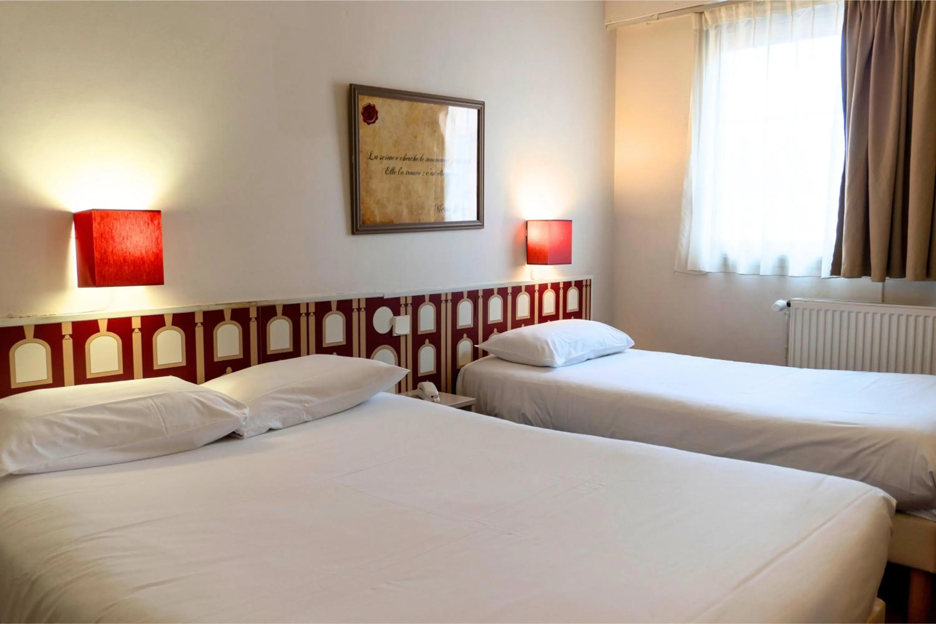 Bed in Hotel Ours Blanc - Victor Hugo