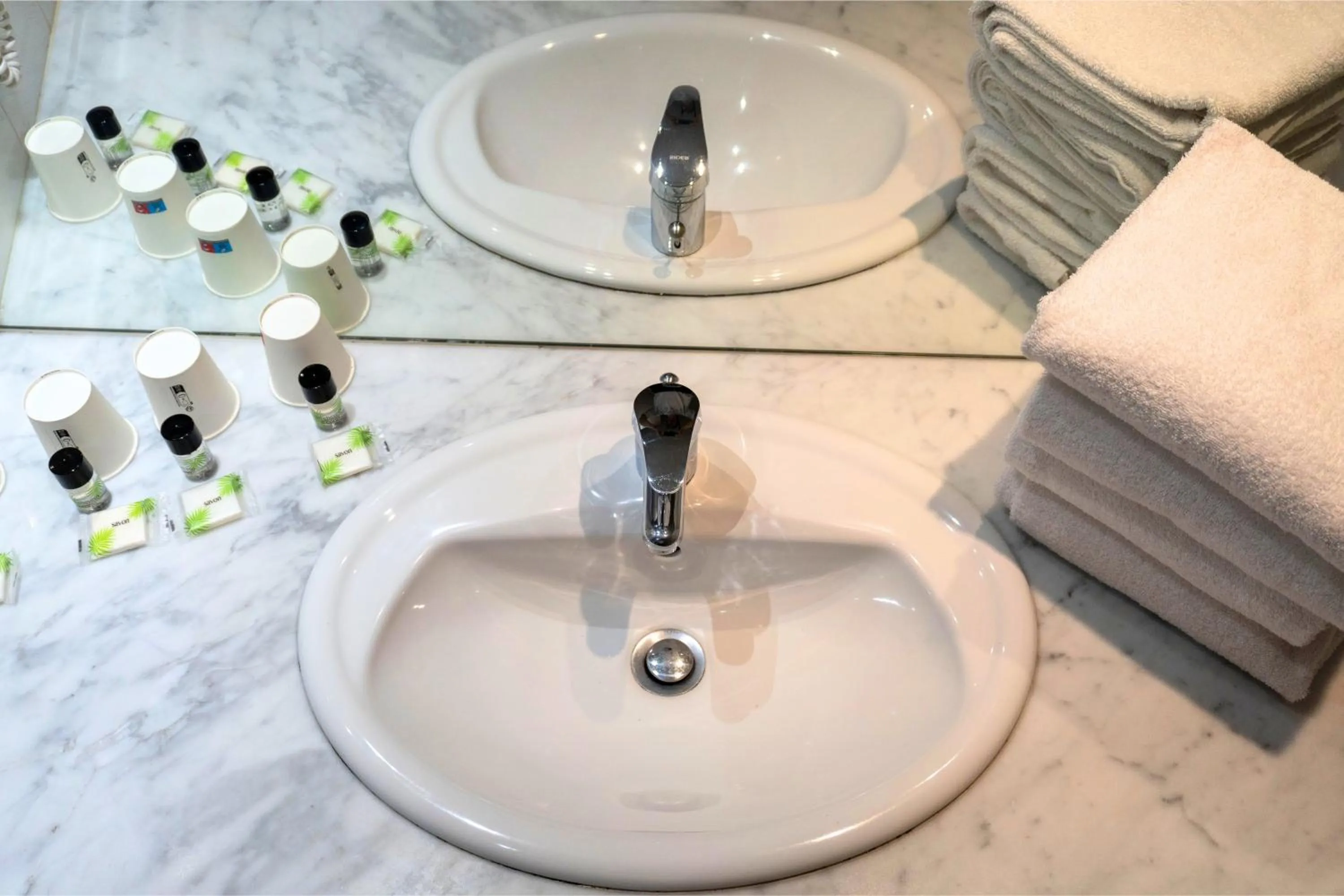 Bathroom in Hotel Ours Blanc - Victor Hugo