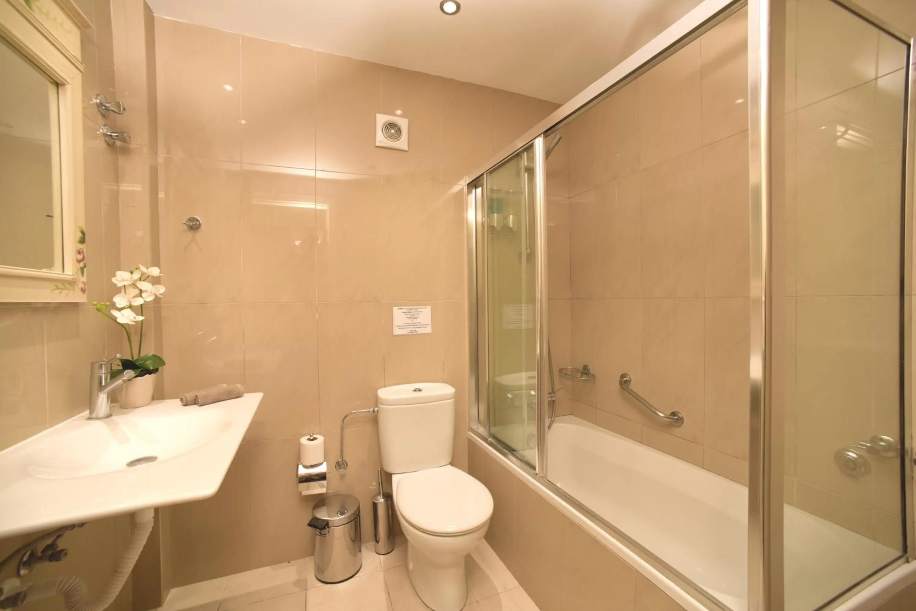 Bathroom in Isabella Country House
