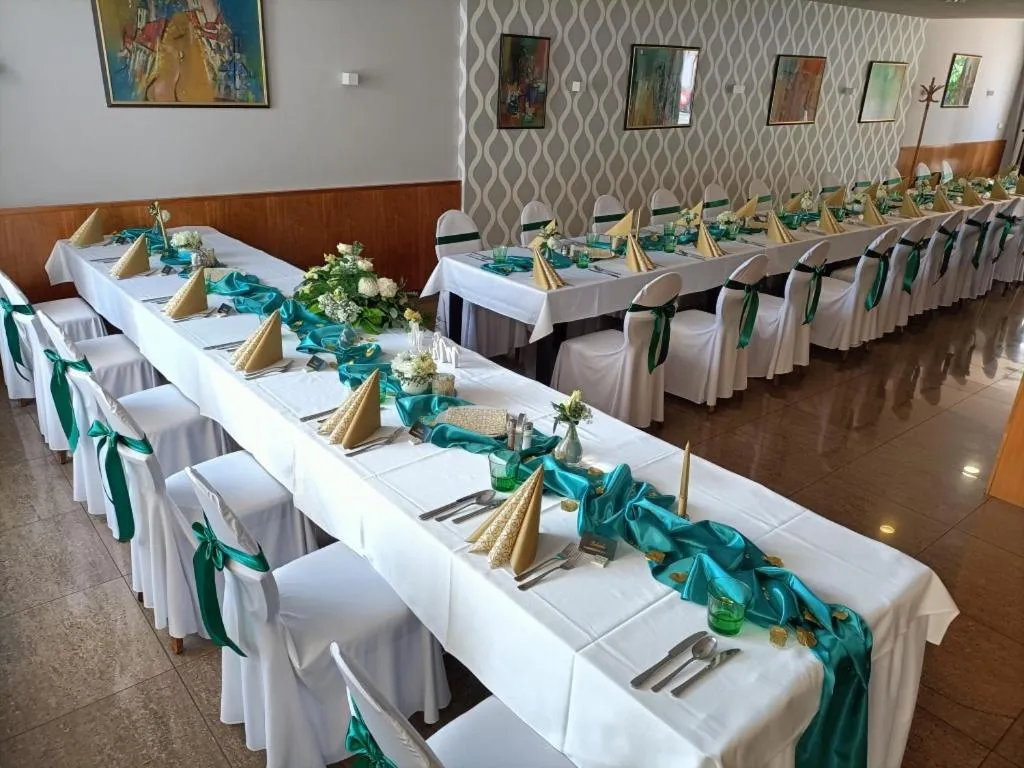 Restaurant/places to eat in Hotel Eminent