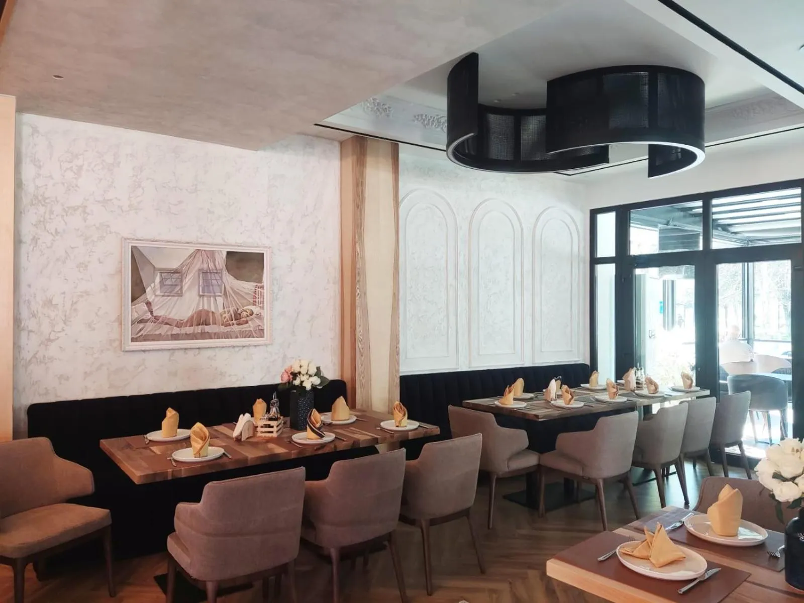 Restaurant/places to eat in Hotel & Restaurant White City