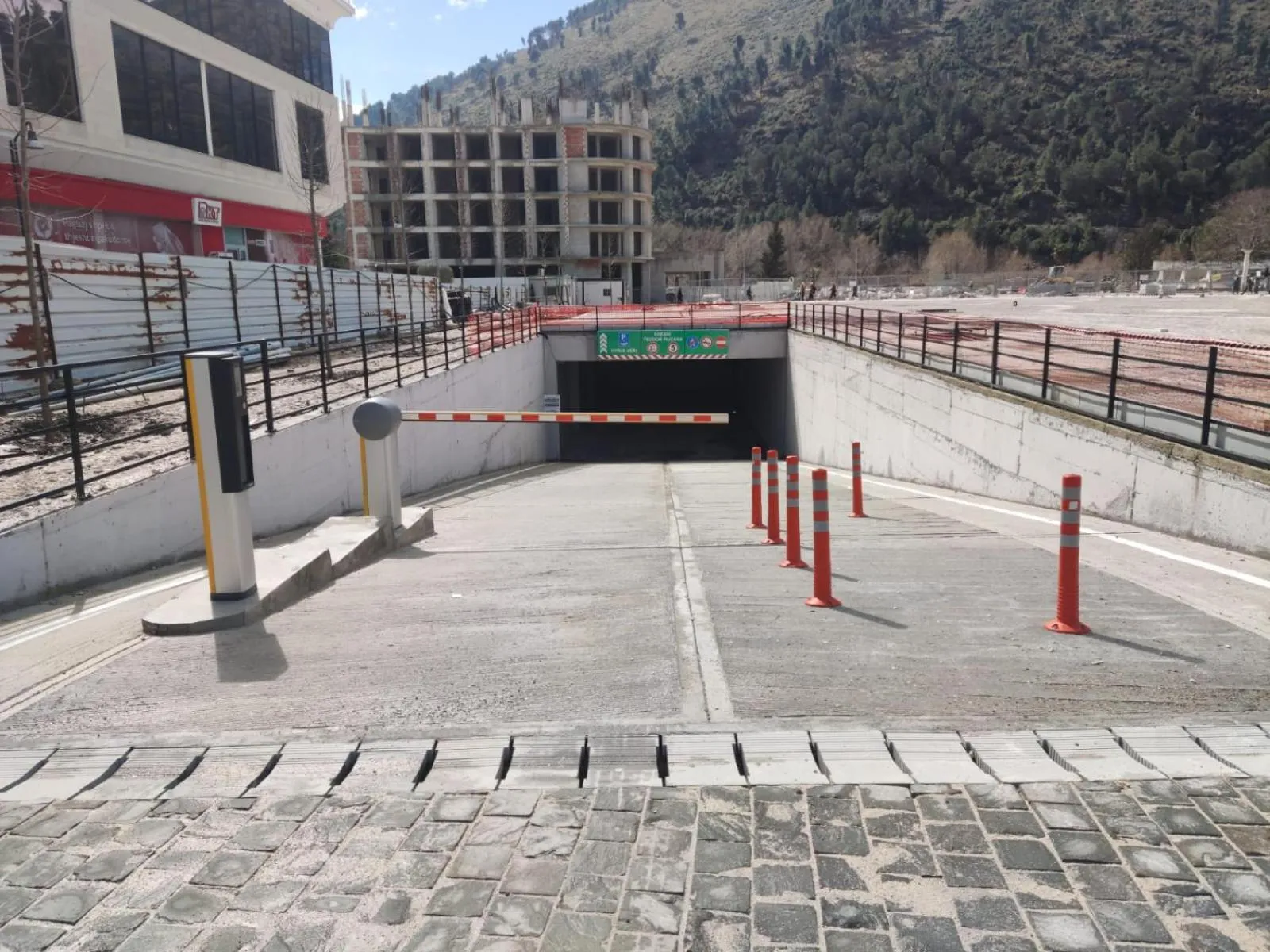 Parking in Hotel & Restaurant White City