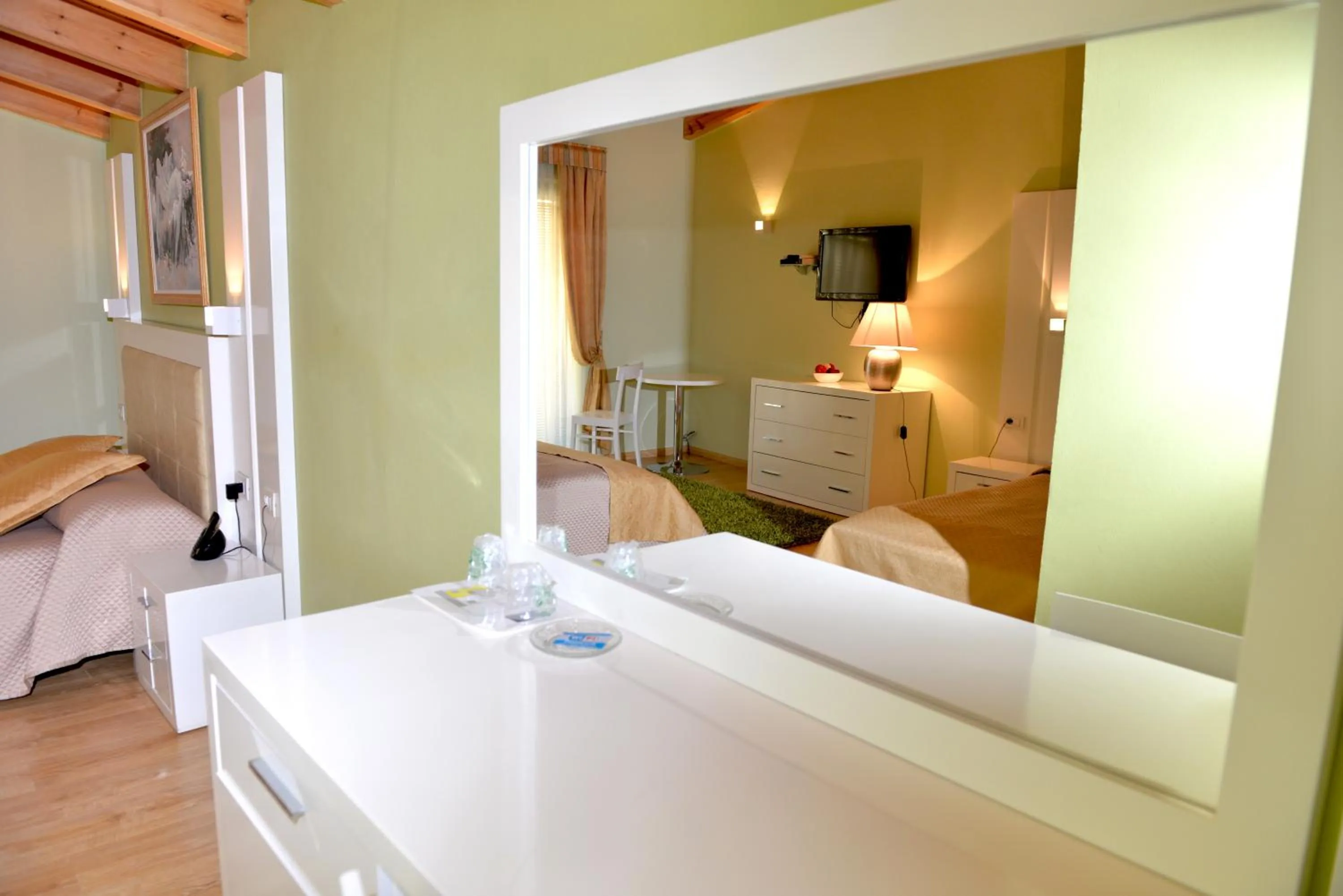 Bedroom, Bed in Hotel & Restaurant White City