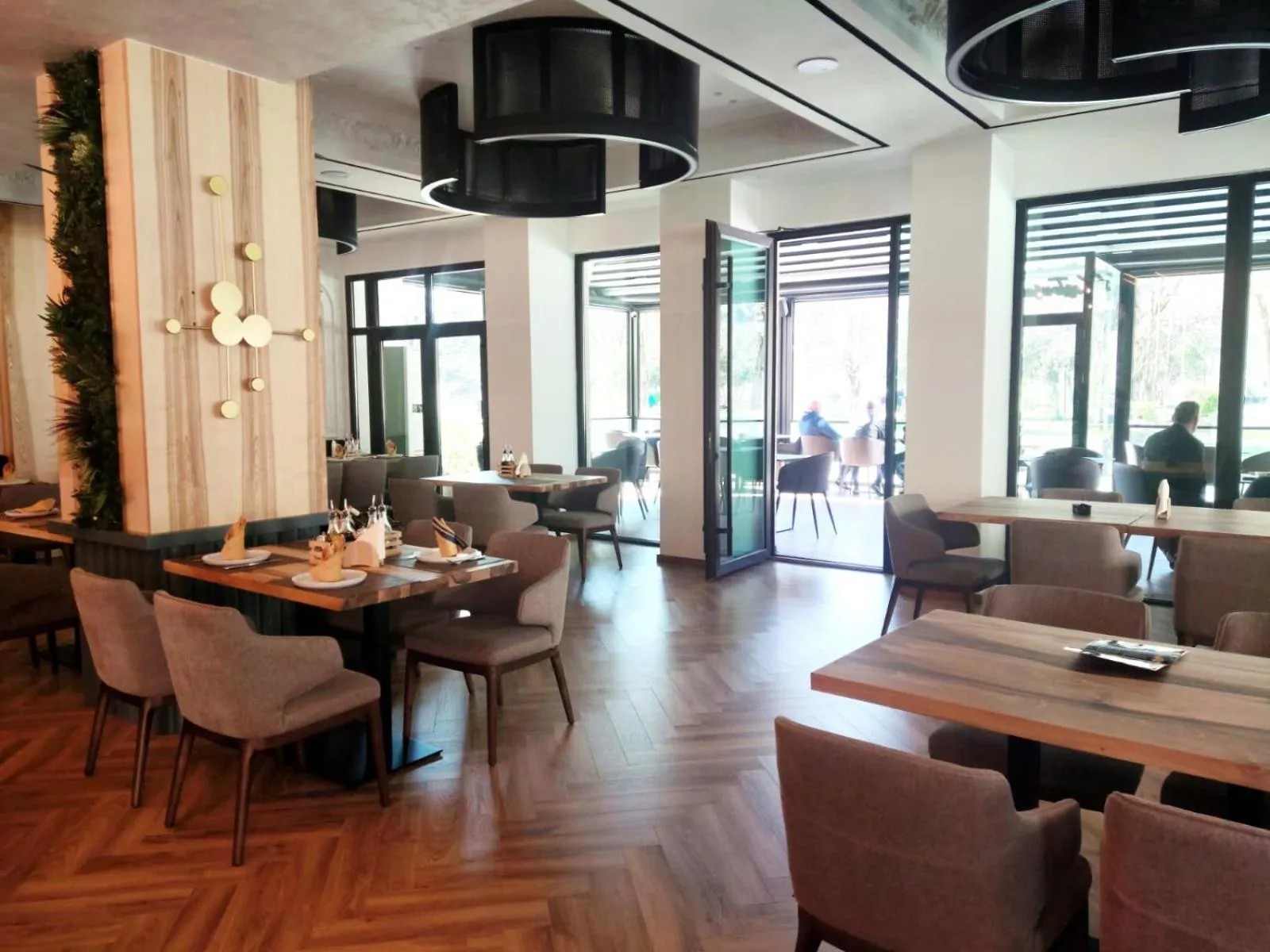 Restaurant/places to eat in Hotel & Restaurant White City