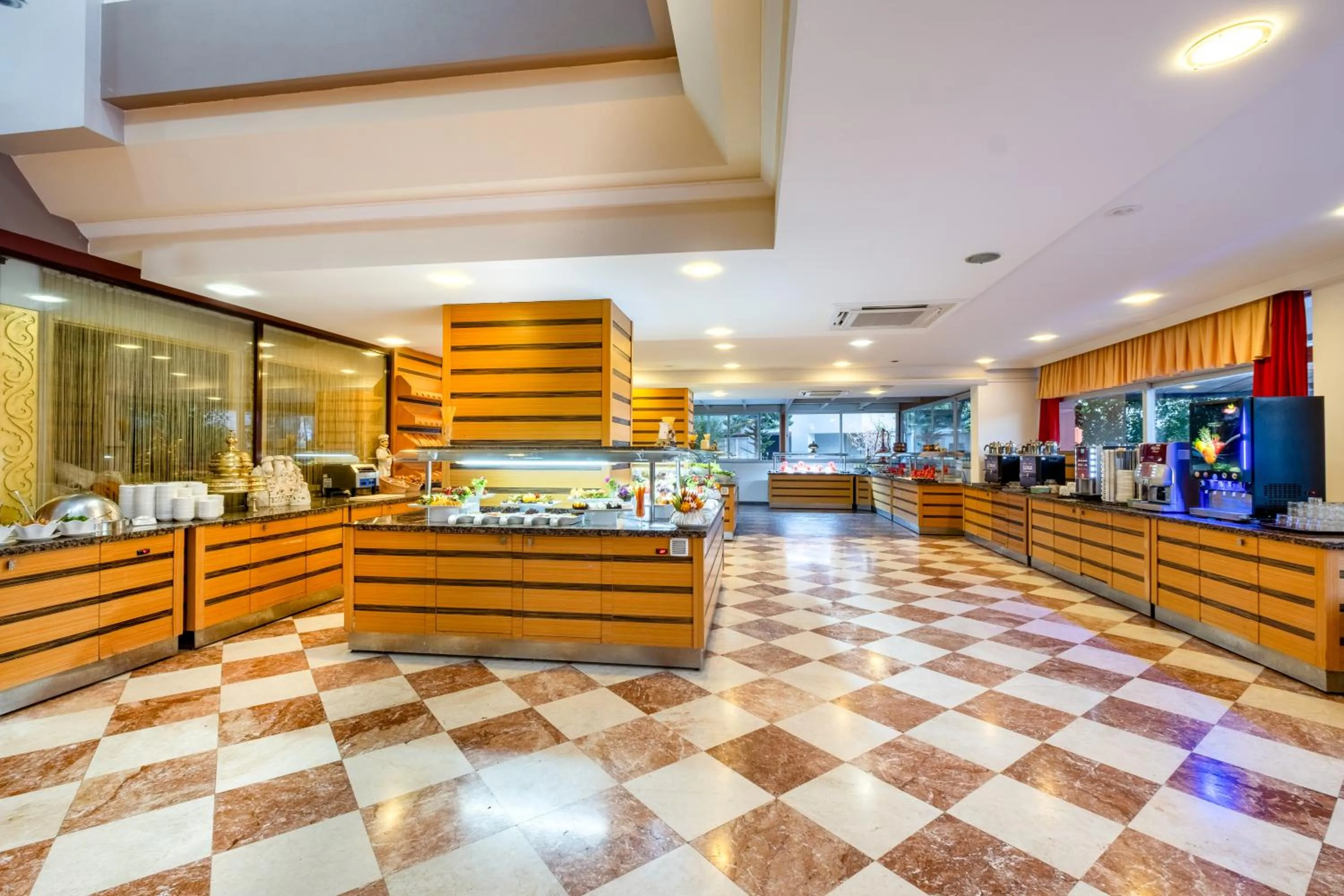 Restaurant/places to eat in Fame Beach Hotel