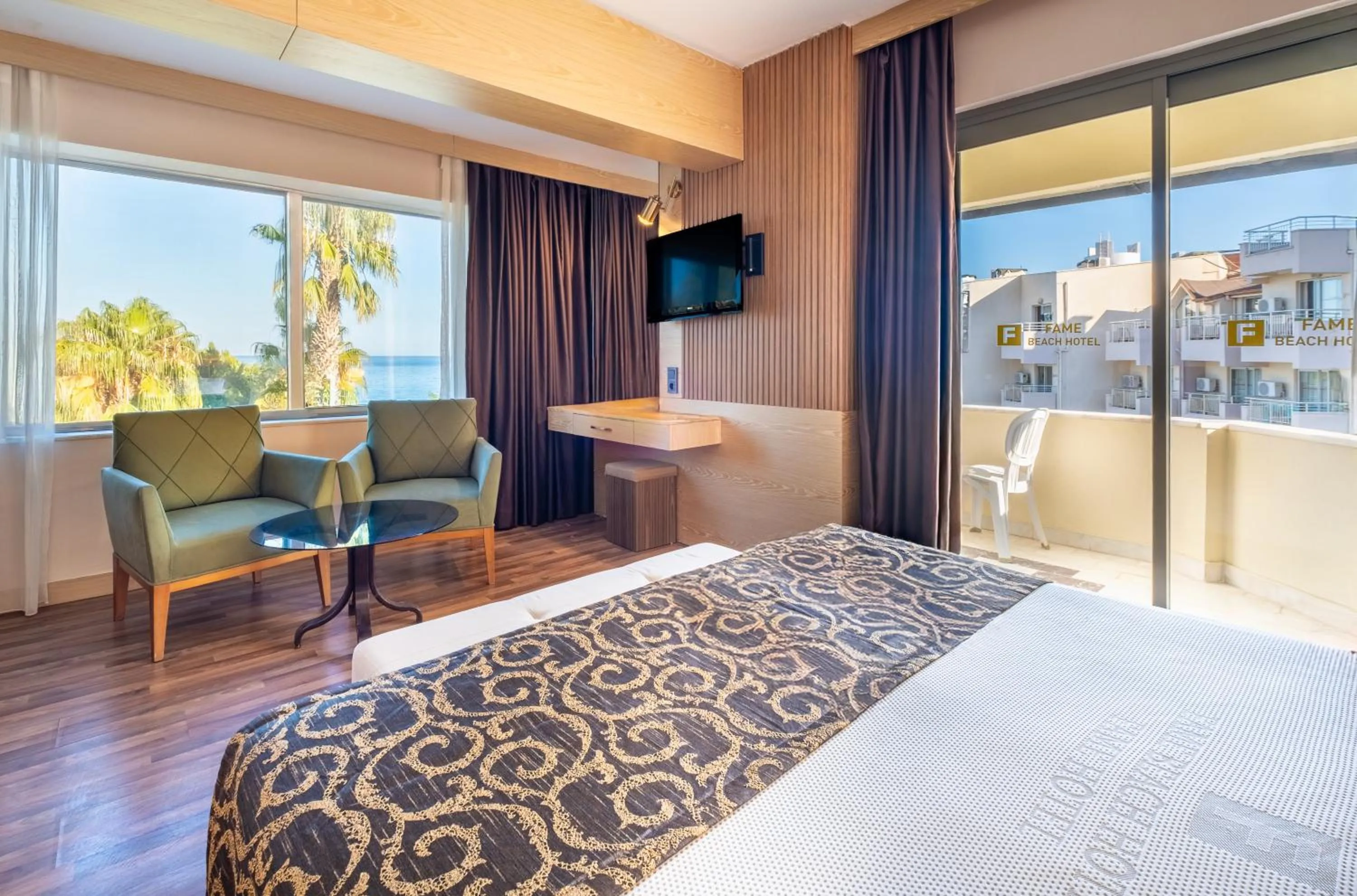 Communal lounge/ TV room, Bed in Fame Beach Hotel