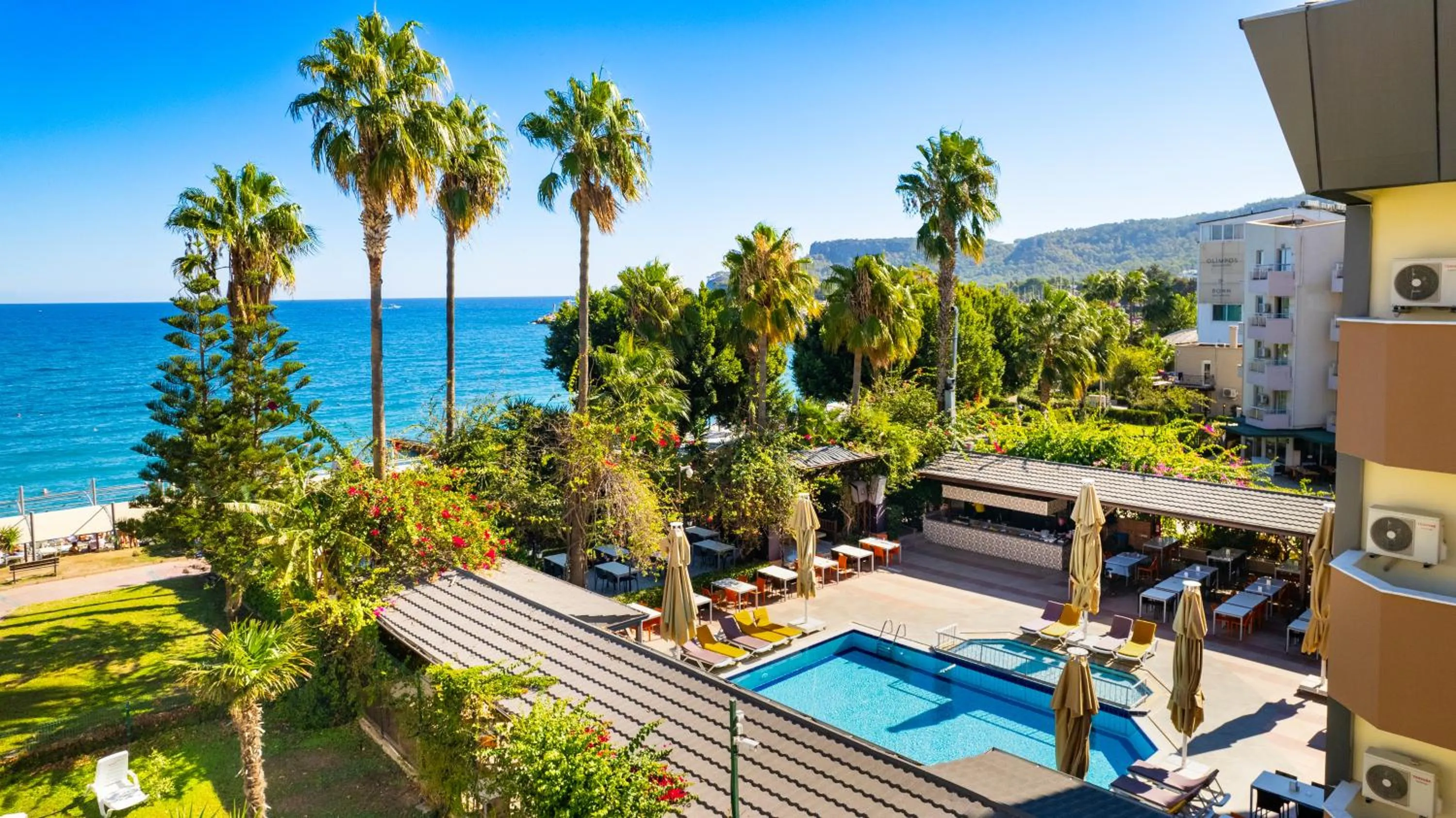 Swimming pool in Fame Beach Hotel