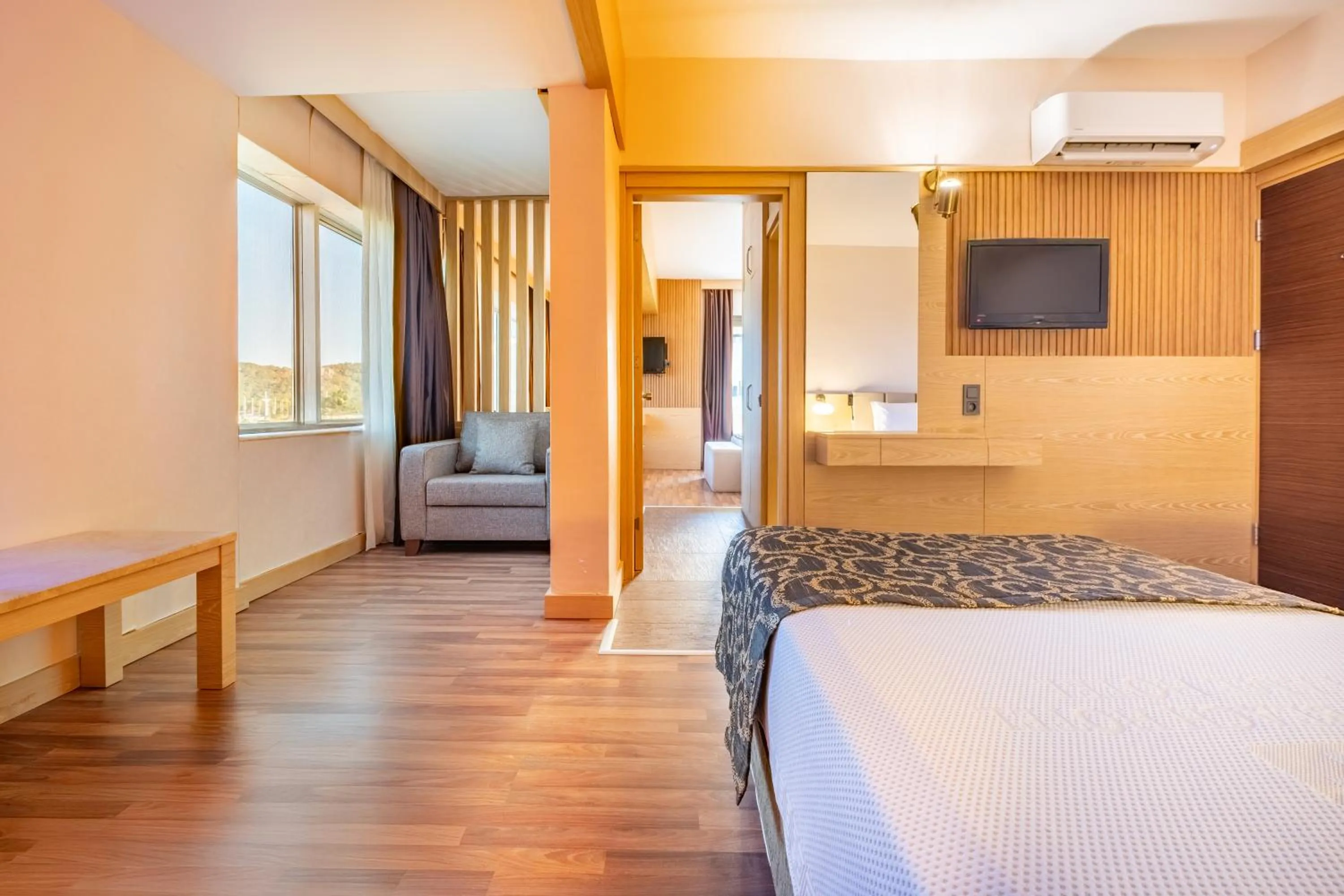 Communal lounge/ TV room, Bed in Fame Beach Hotel