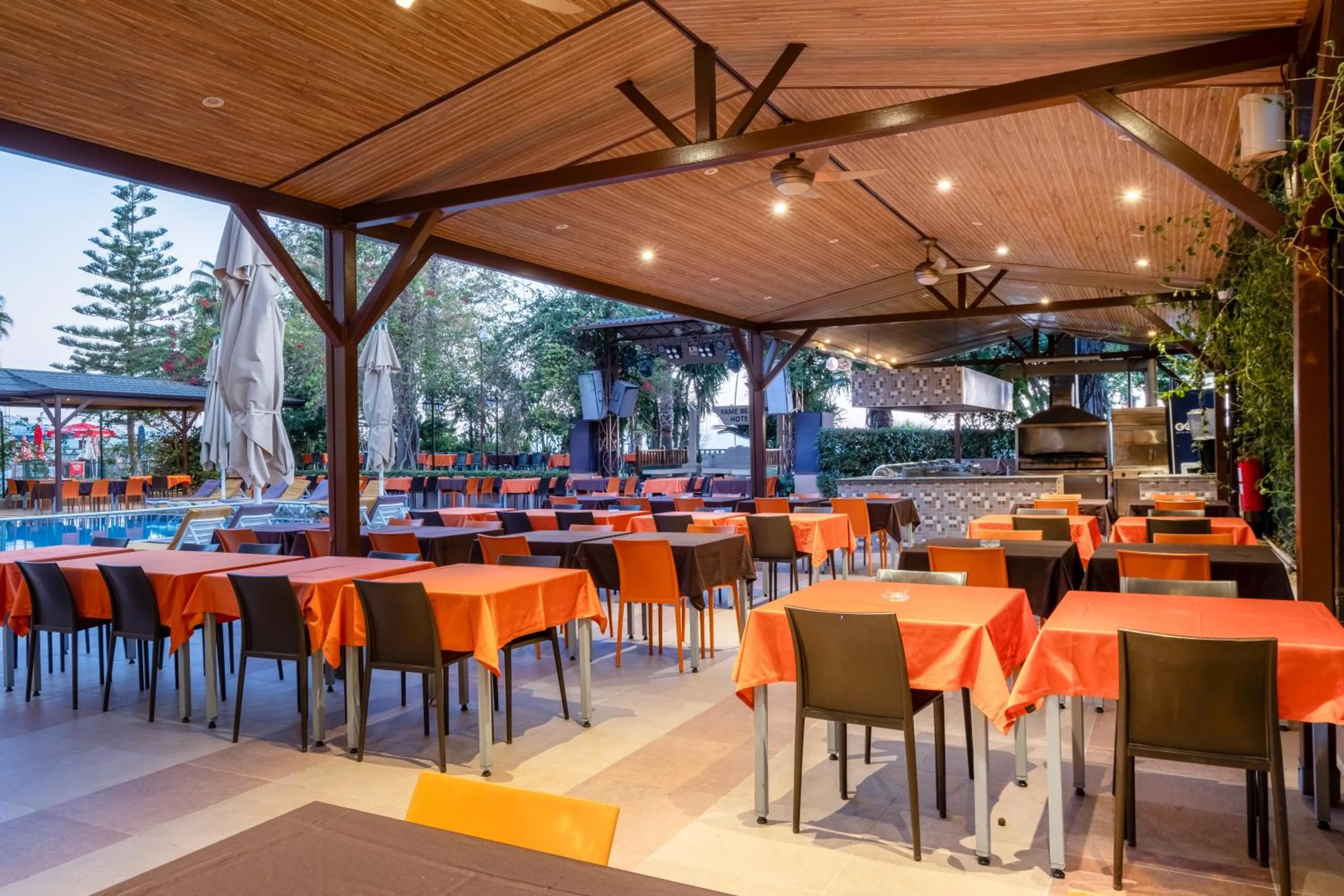 Restaurant/places to eat in Fame Beach Hotel