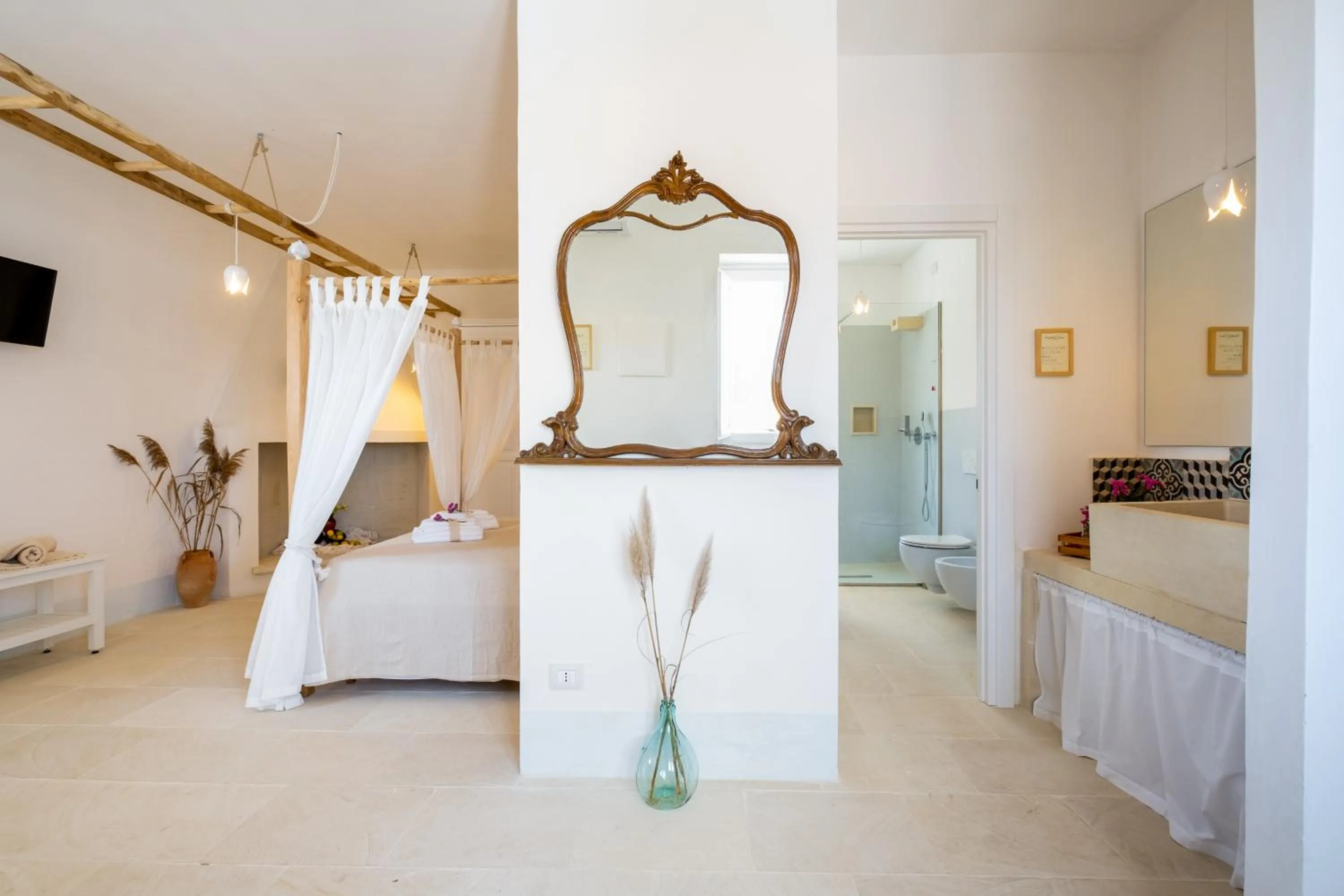 Decorative detail, Bed in Masseria Rauccio