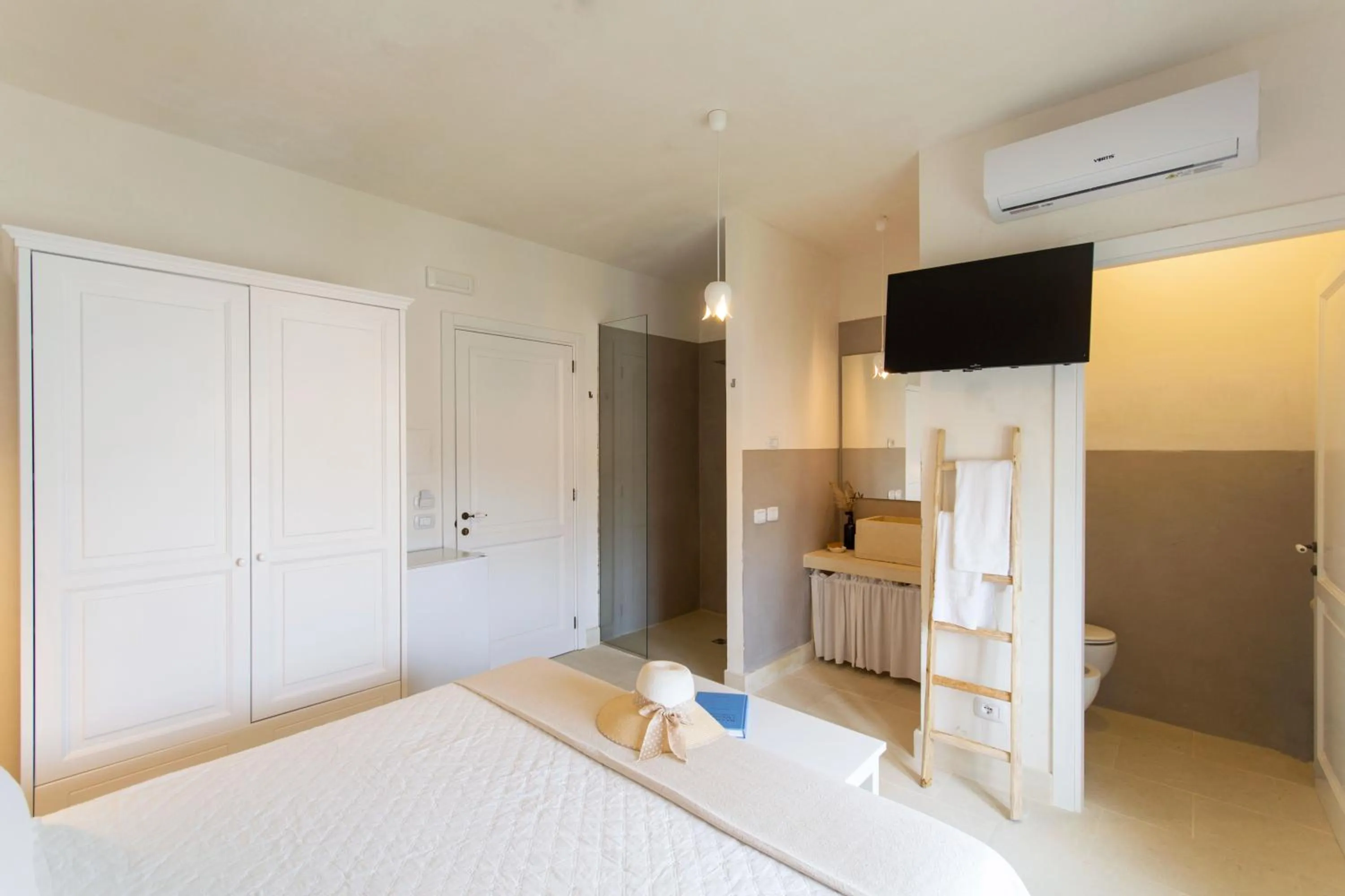 Bathroom, Bed in Masseria Rauccio