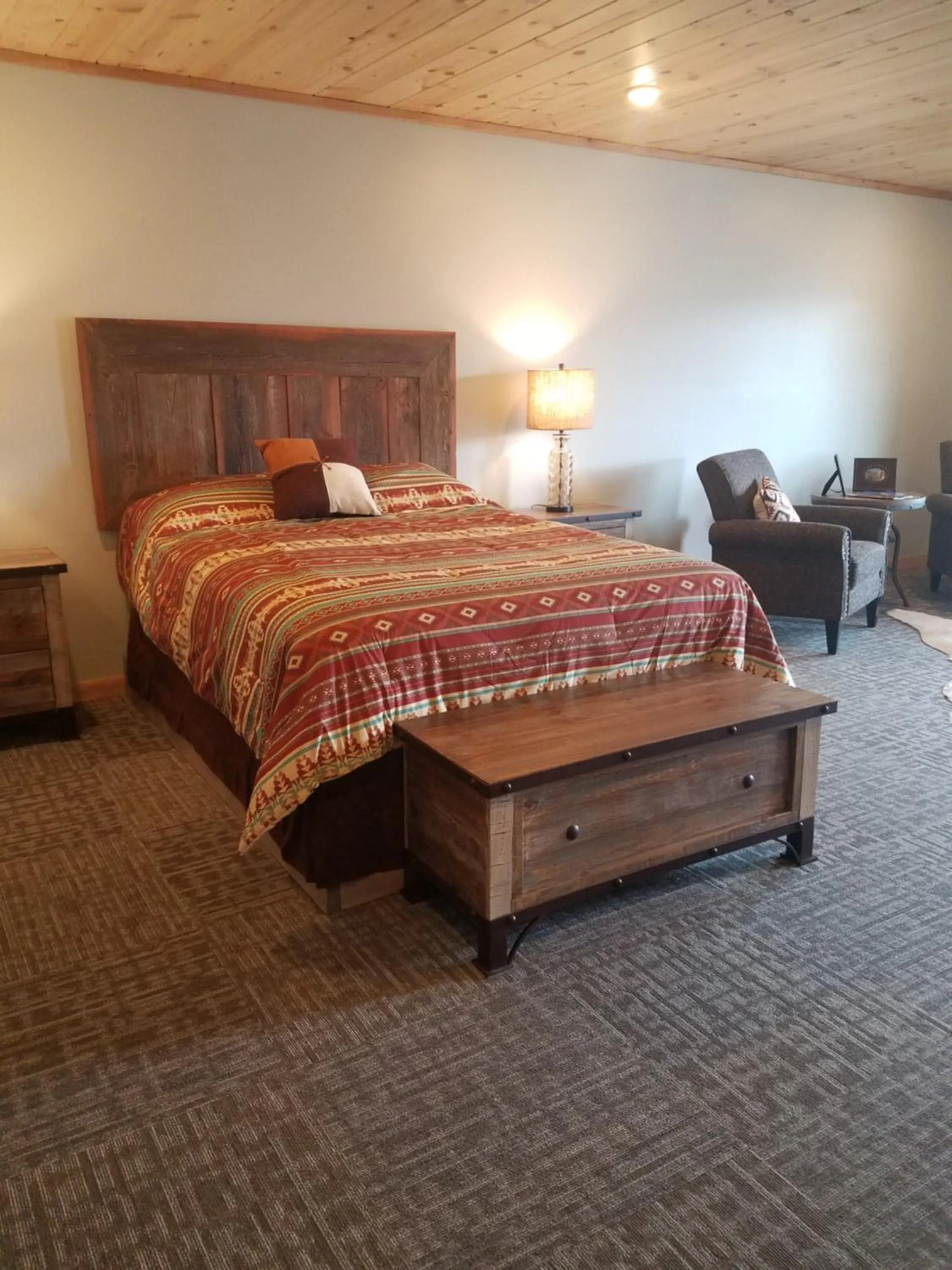 Photo of the whole room in 406 Lodge at Yellowstone