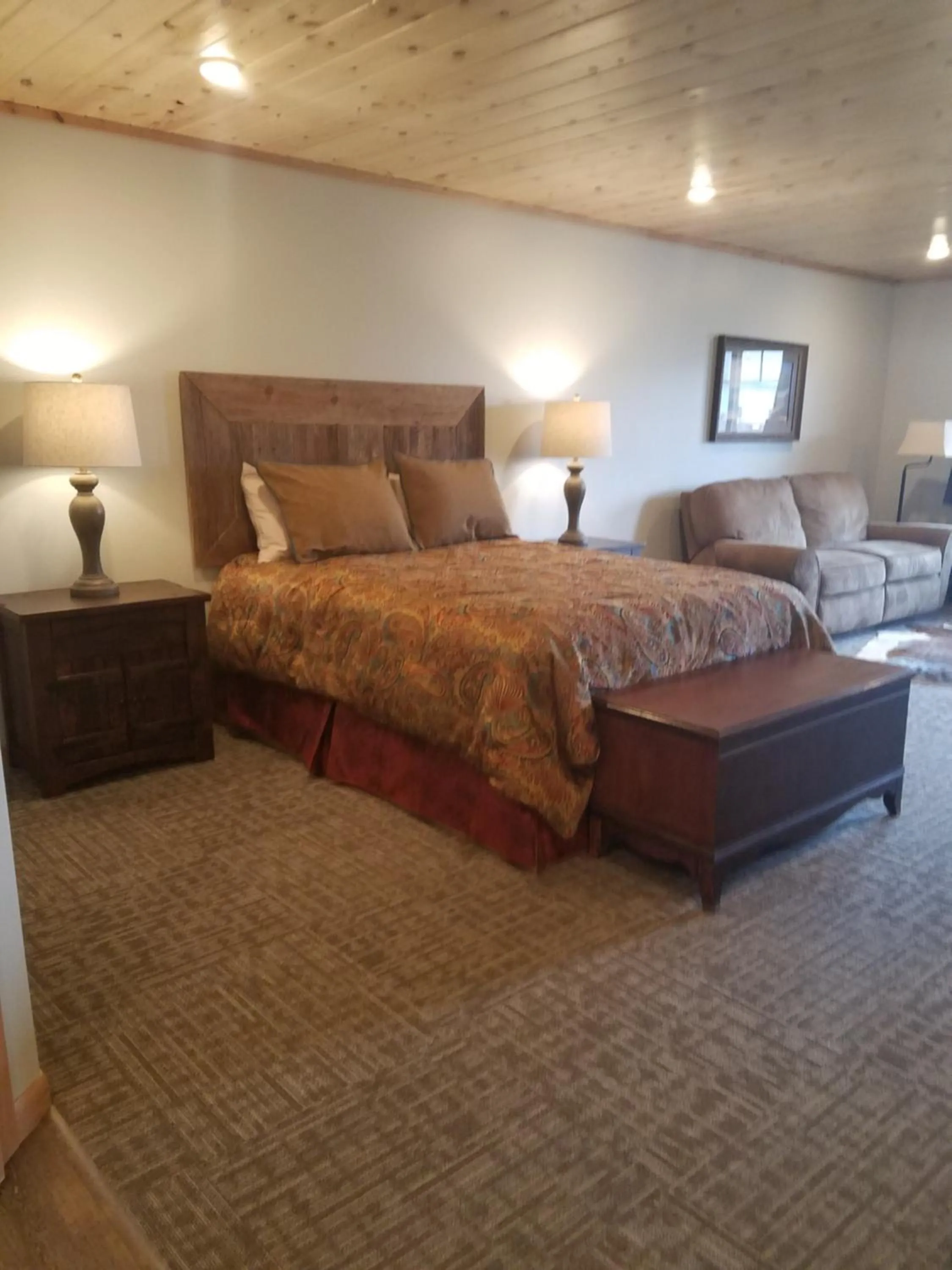 Photo of the whole room in 406 Lodge at Yellowstone