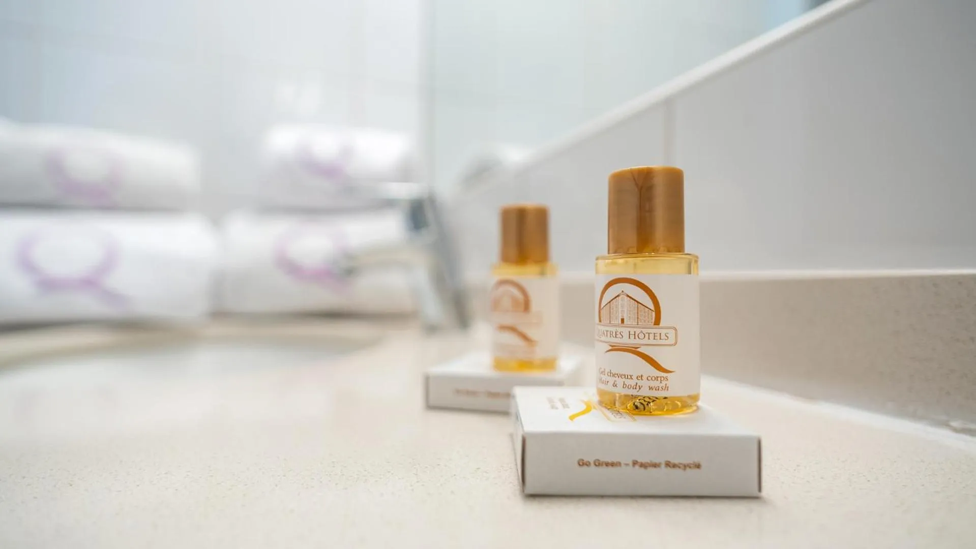 Bathroom, Bed in Hôtel Ours Blanc - Centre