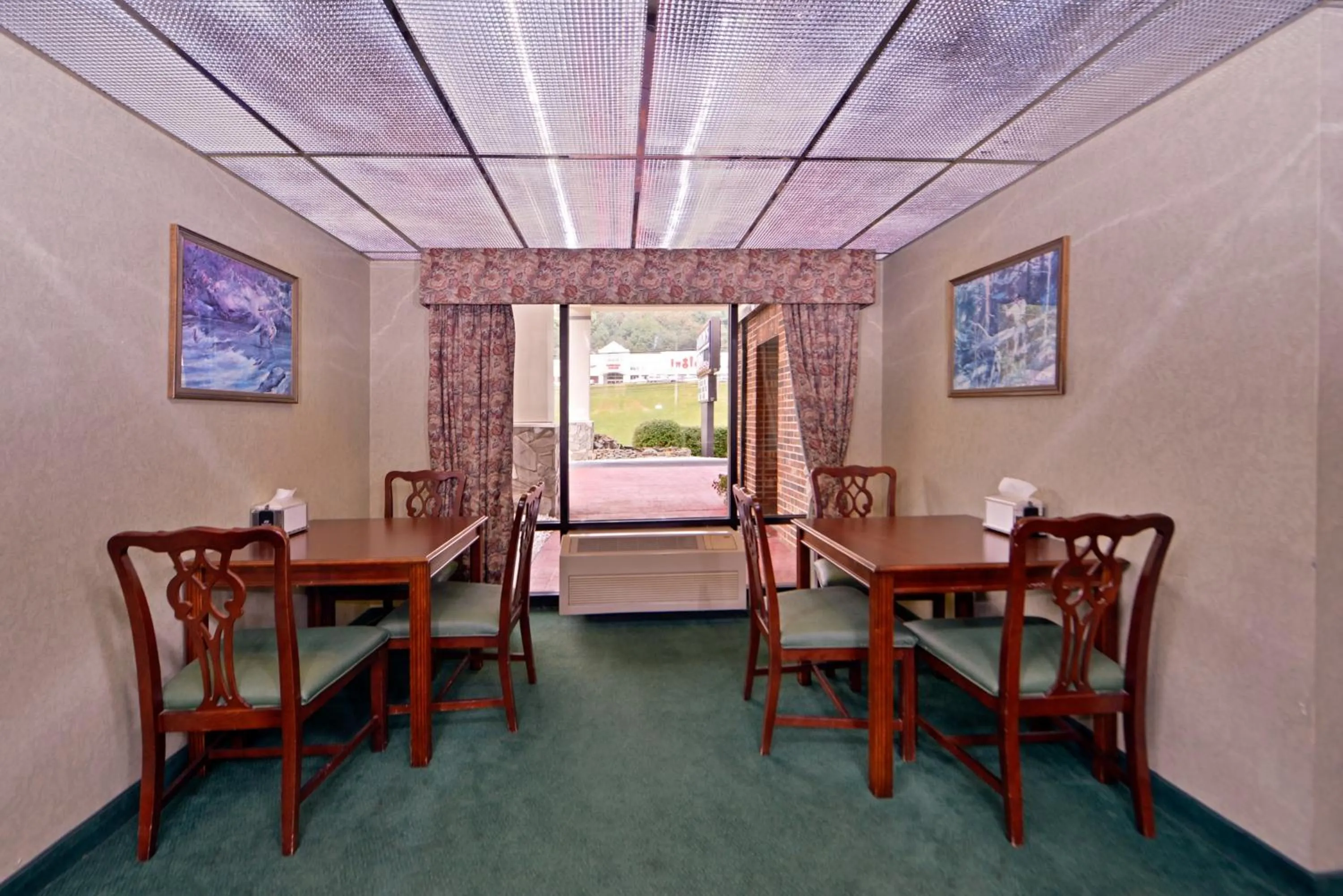 Lobby or reception in Nations Inn - West Jefferson