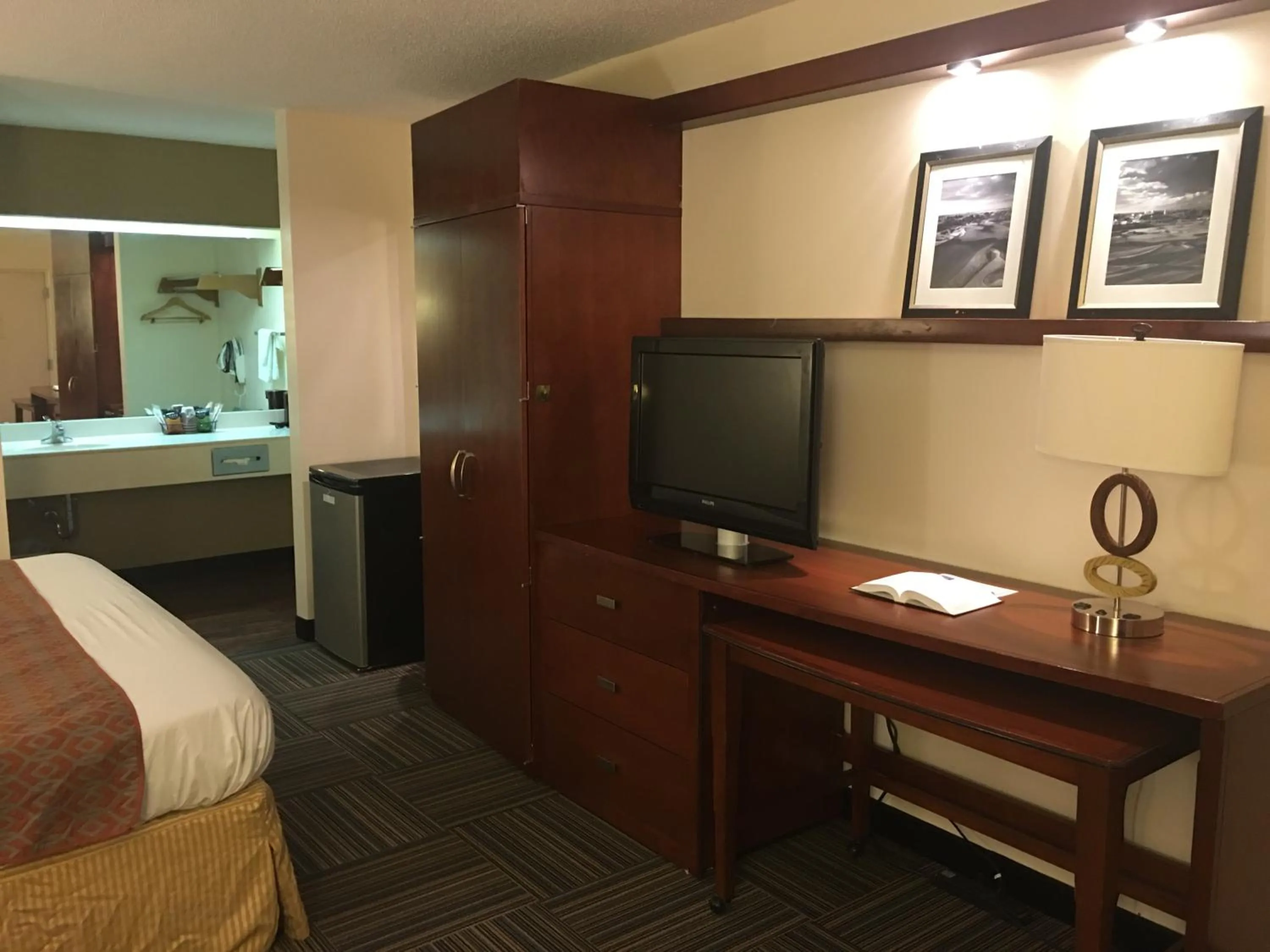 Bedroom, Bed in Nations Inn - West Jefferson