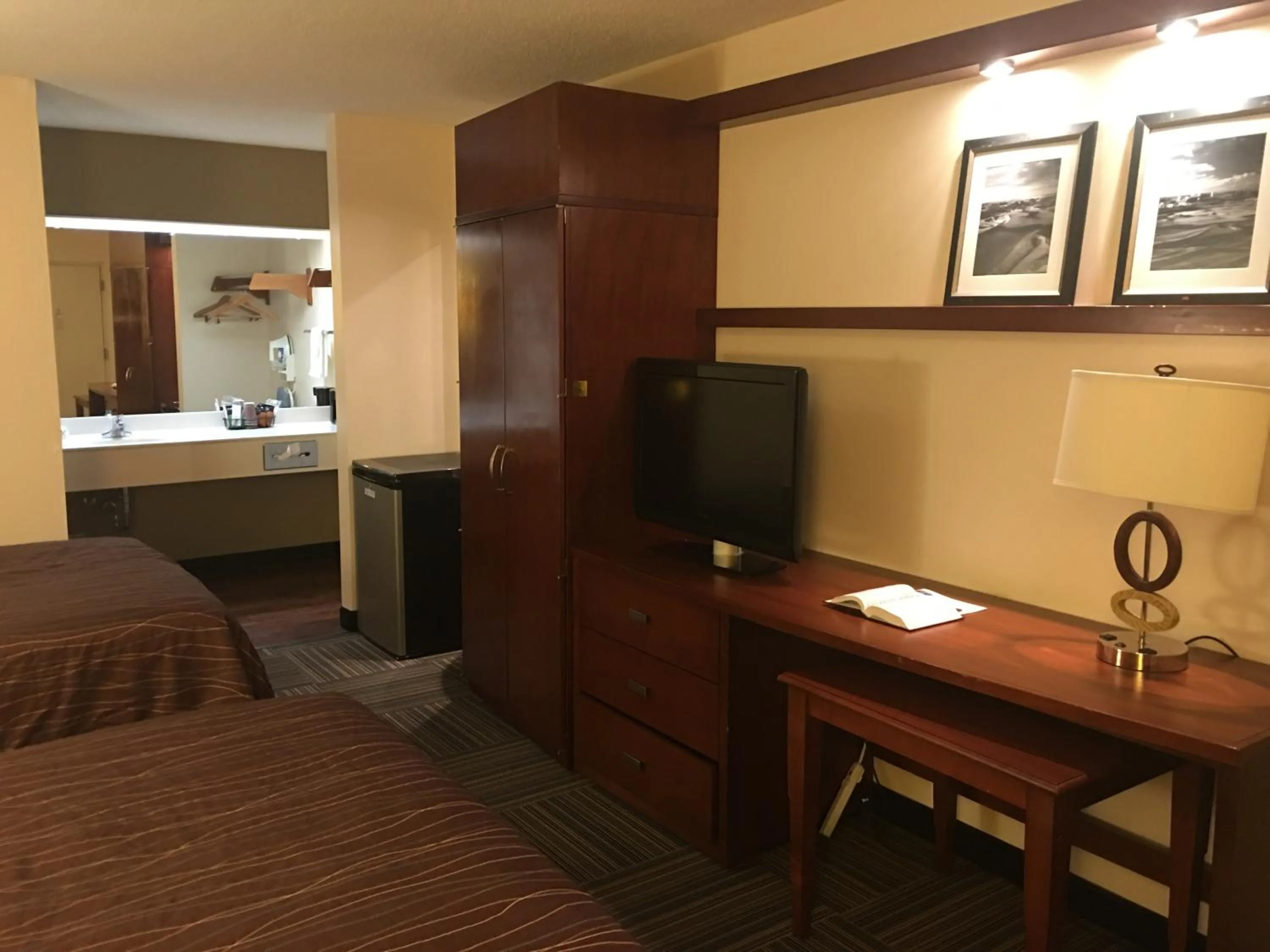 Bedroom in Nations Inn - West Jefferson