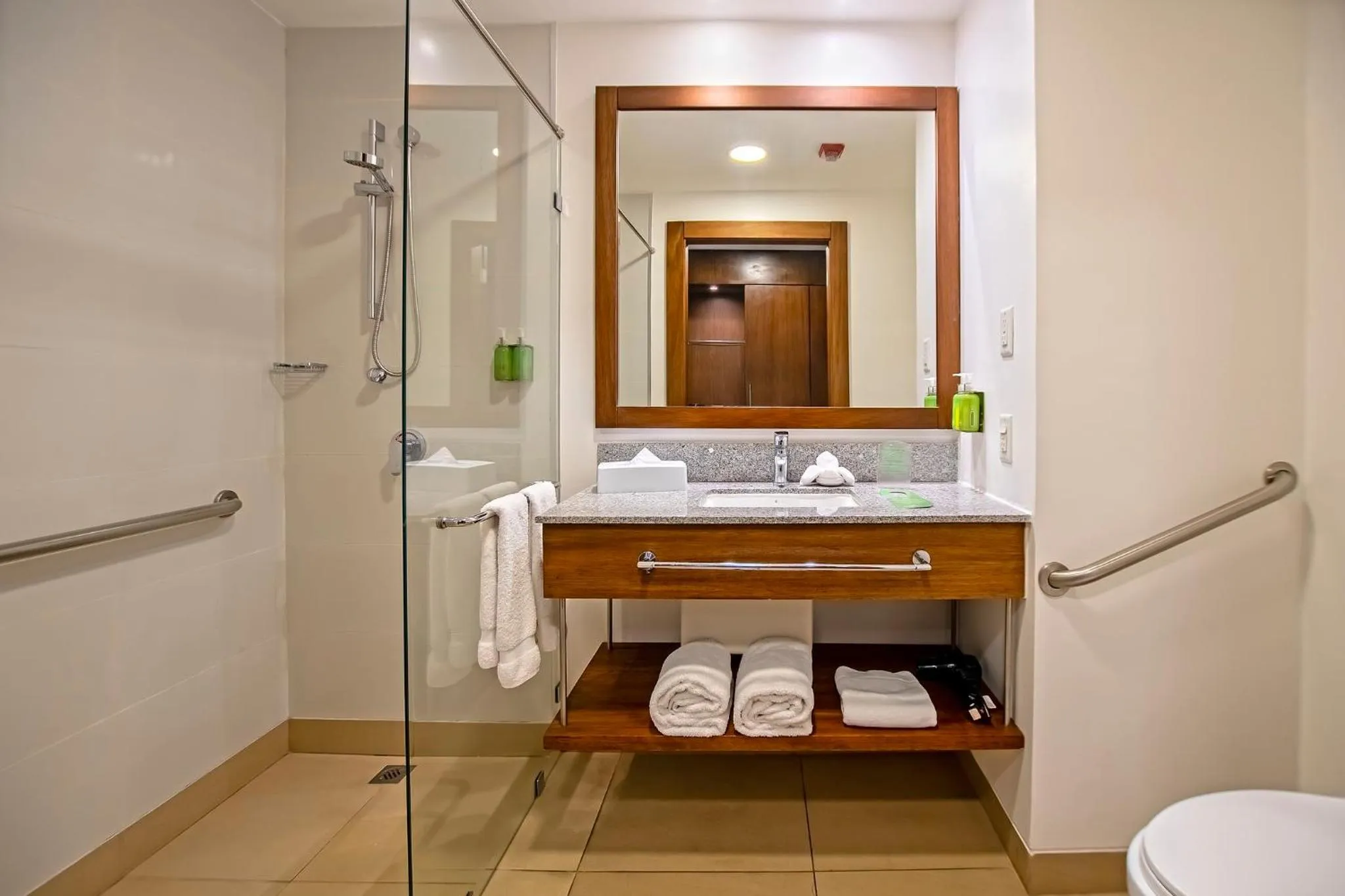 Bathroom in Holiday Inn Guayaquil Airport by IHG