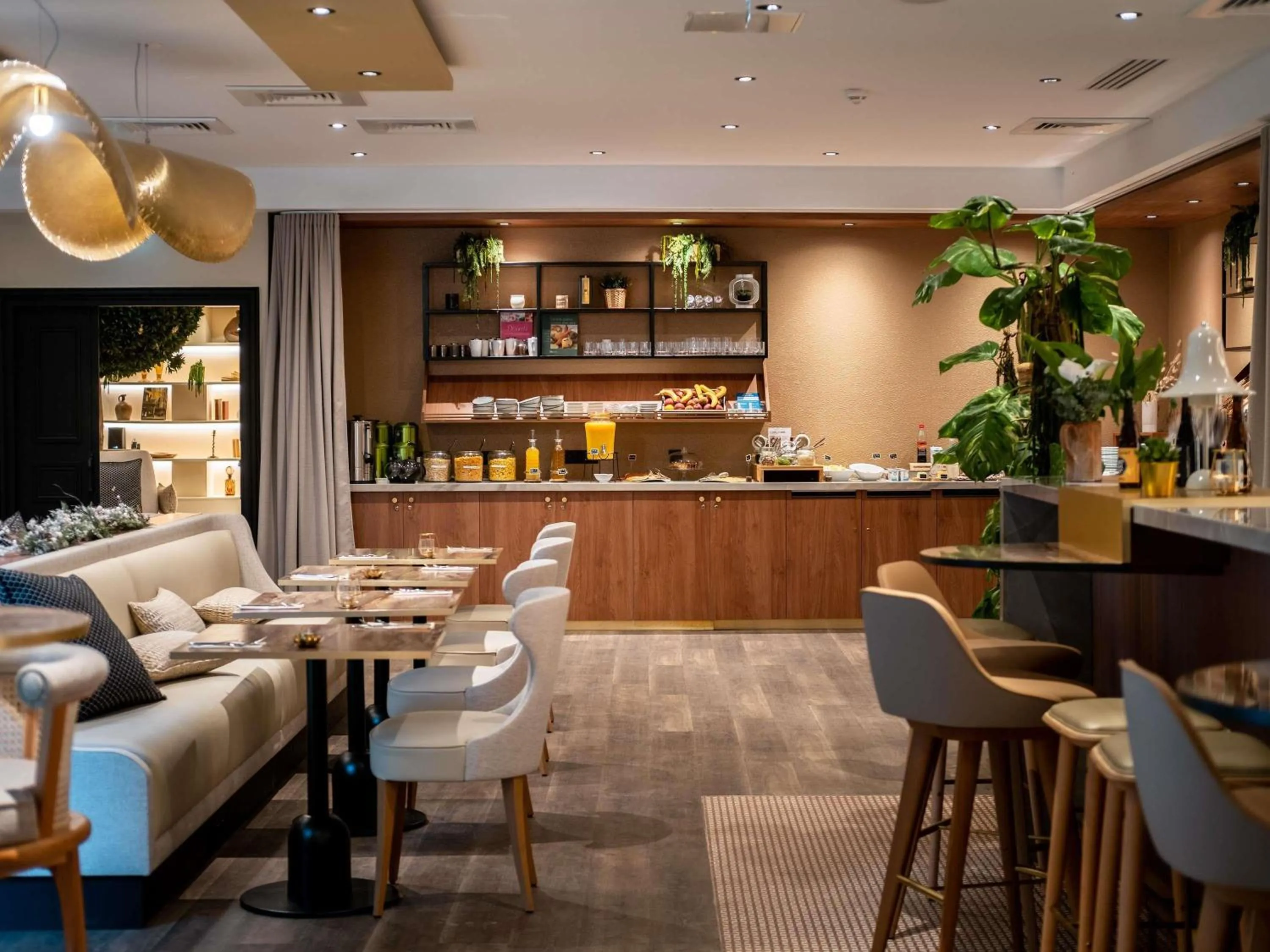 Breakfast in Mercure Paris Ouest Saint Germain