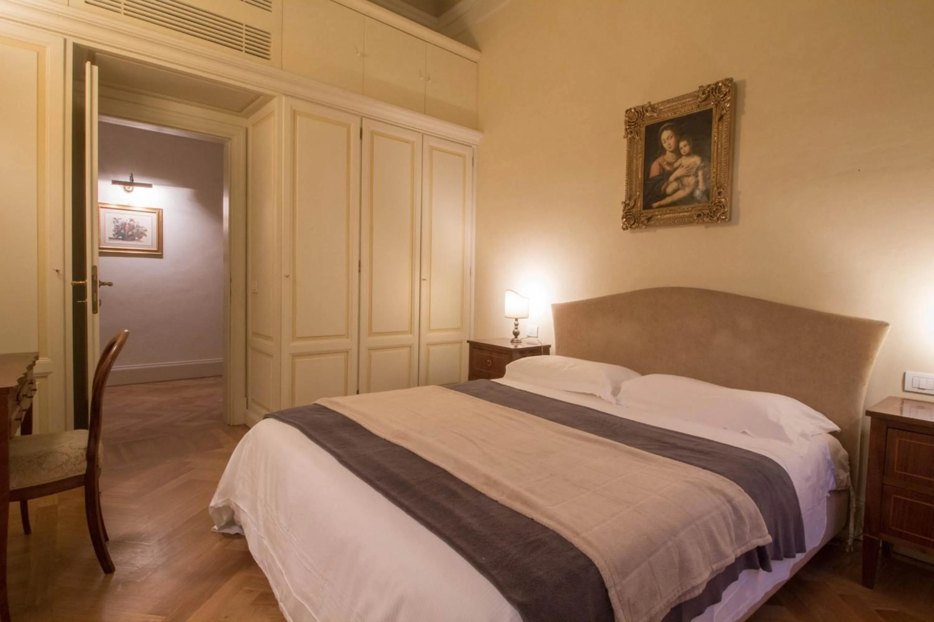 Photo of the whole room, Bed in Yome - Your Home in Florence
