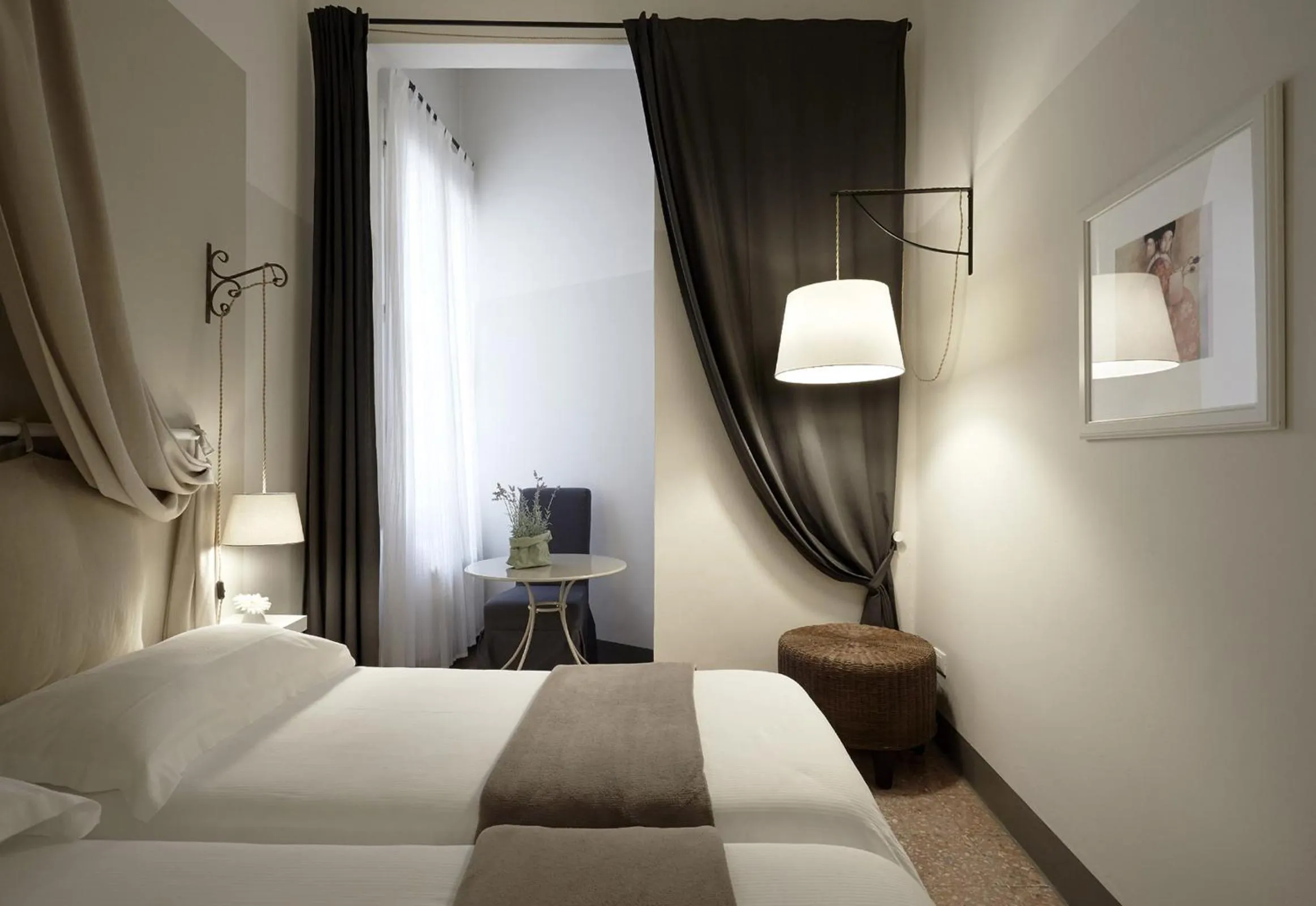 Photo of the whole room, Bed in Yome - Your Home in Florence