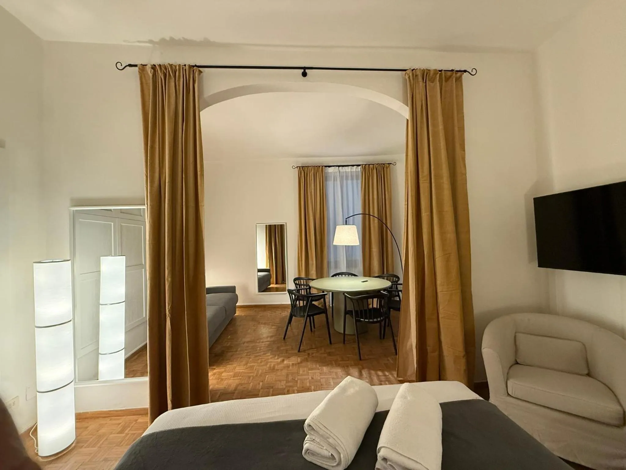 Living room, Bed in Yome - Your Home in Florence