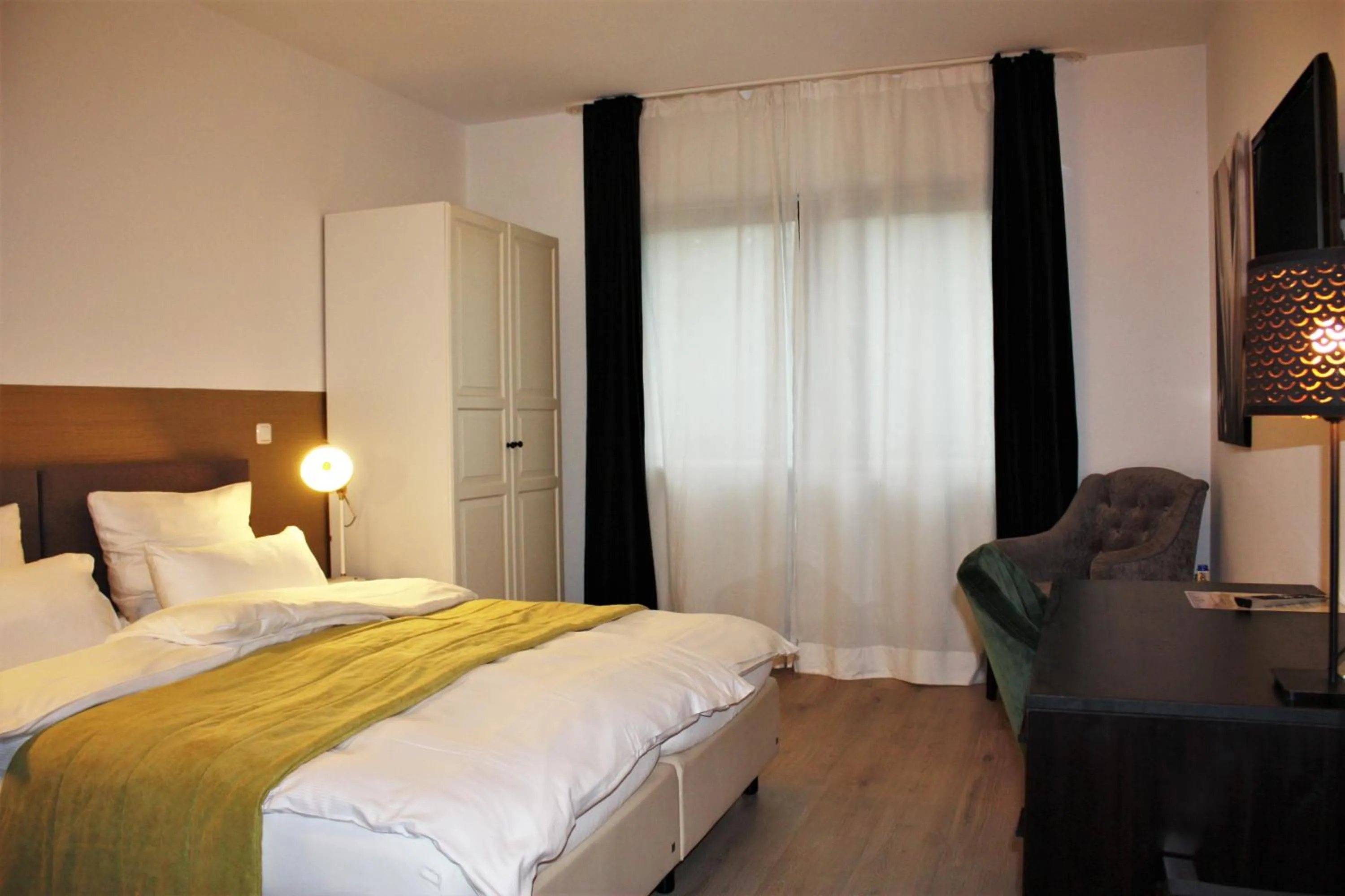 Photo of the whole room, Bed in Hotel zum See