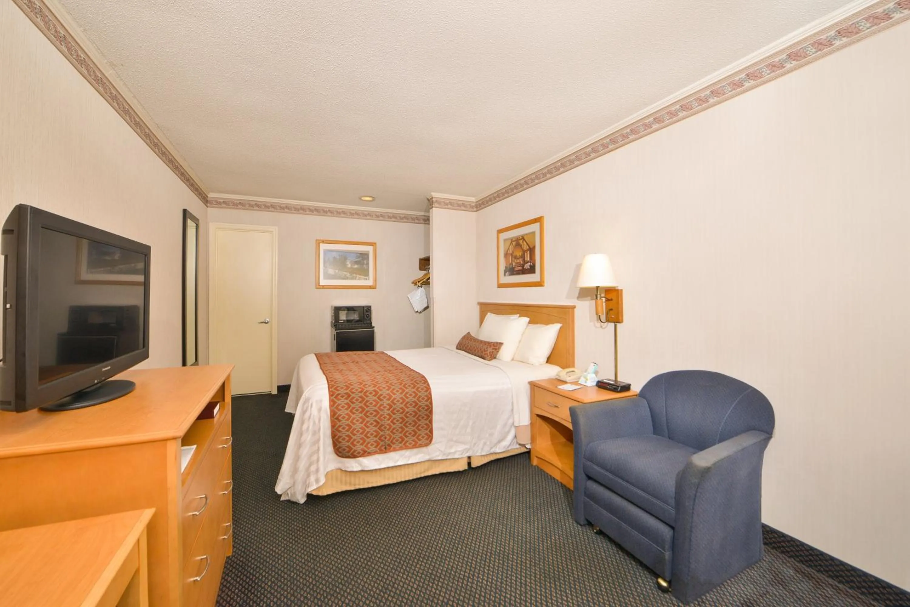 Bedroom in Days Inn by Wyndham Jefferson