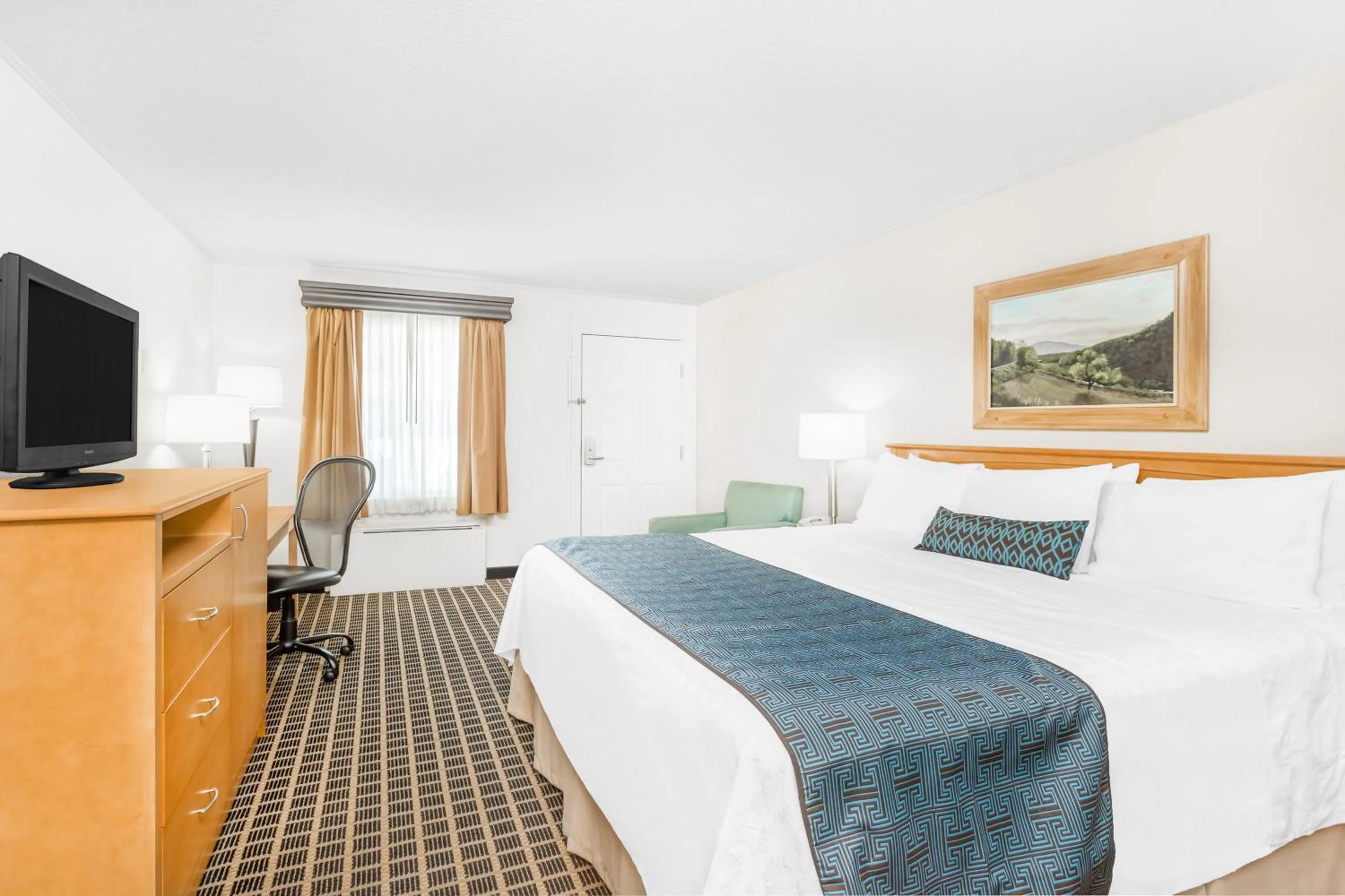 Bedroom, TV/Entertainment Center in Days Inn by Wyndham Jefferson