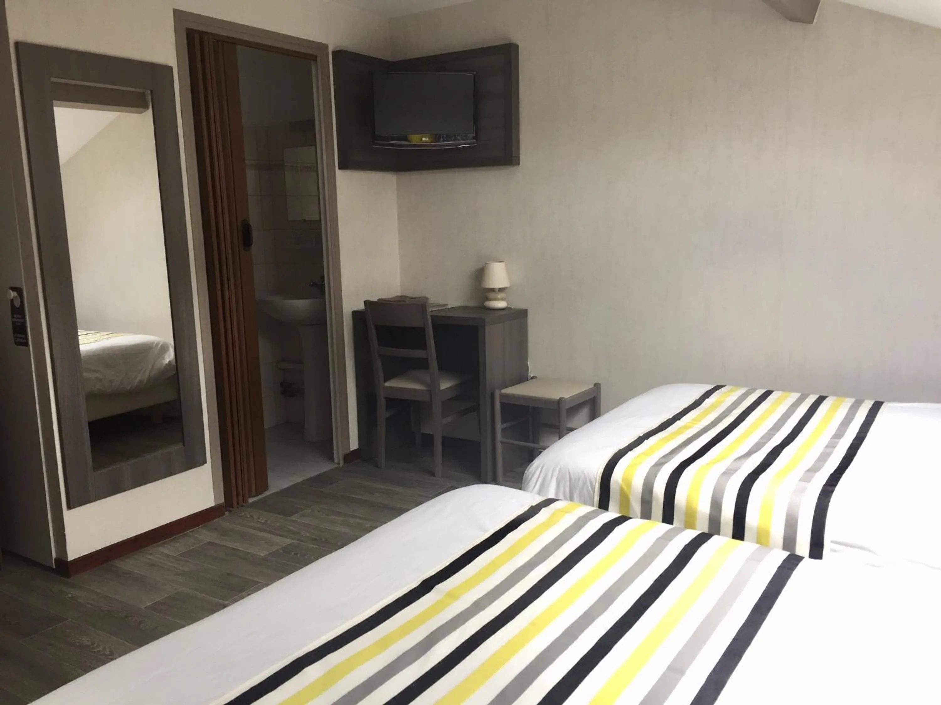 Bedroom, Bed in Hôtel de L'Avenue