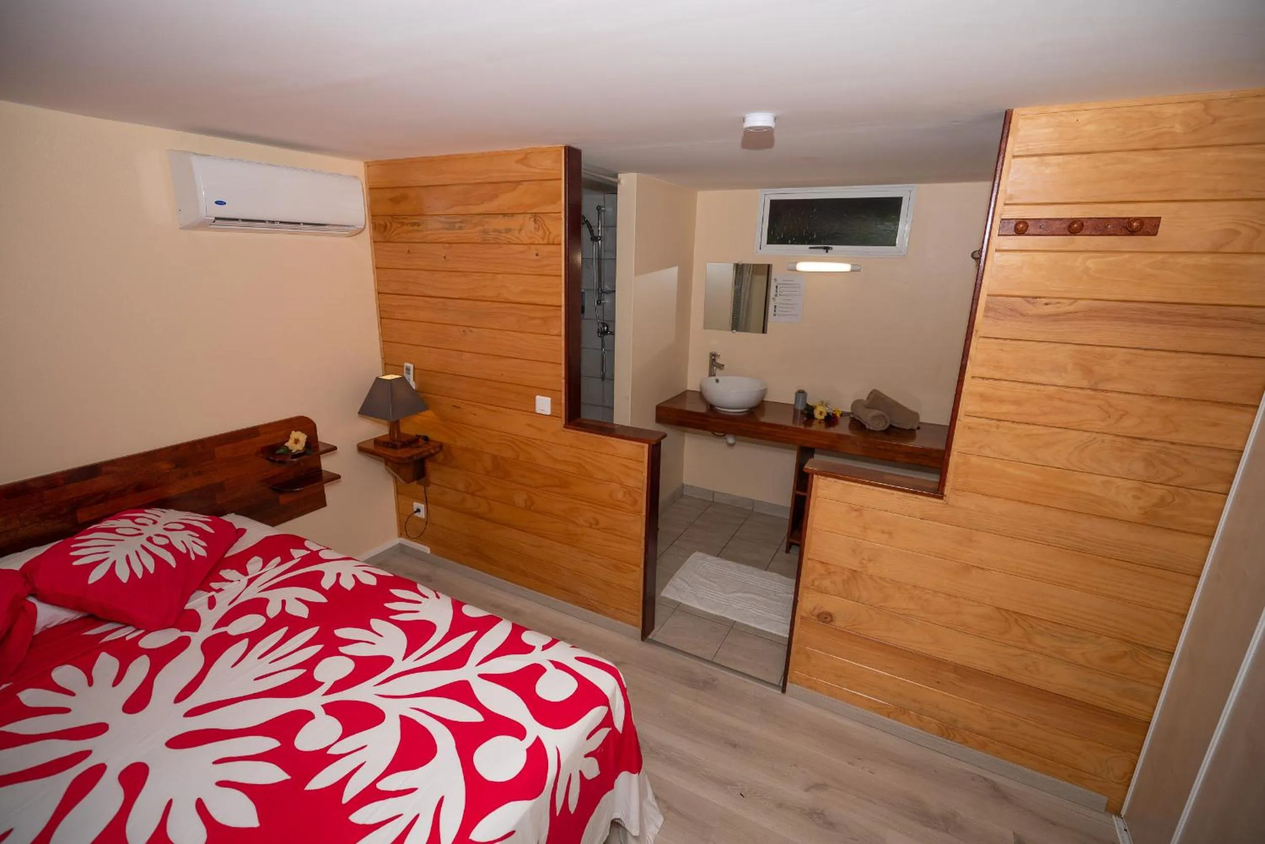 Photo of the whole room, Bed in BORA BORA HOLIDAY'S LODGE