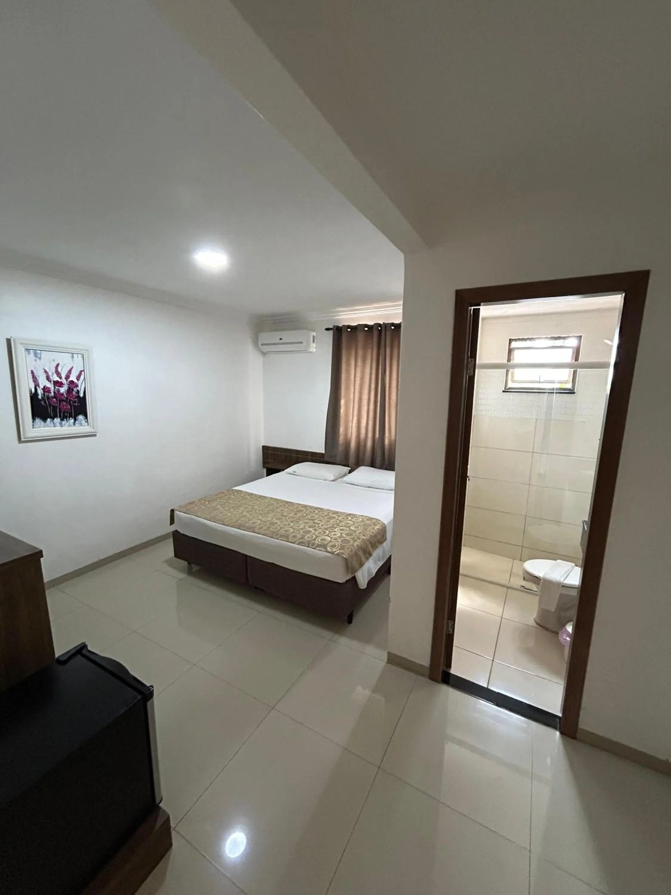 Toilet, Bed in Hotel Holiday Foz