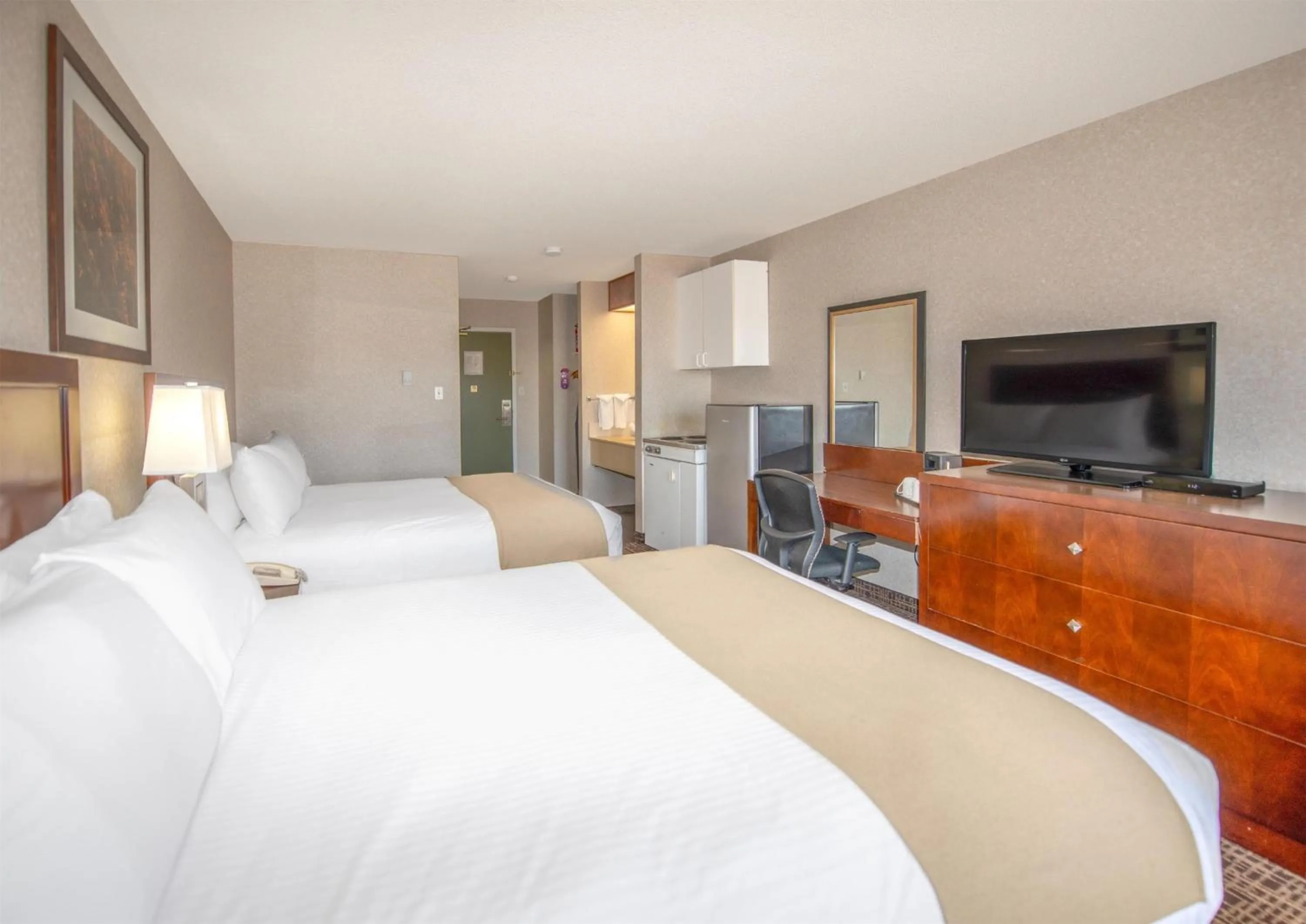 Bedroom, Bed in Coast Fort St John Hotel