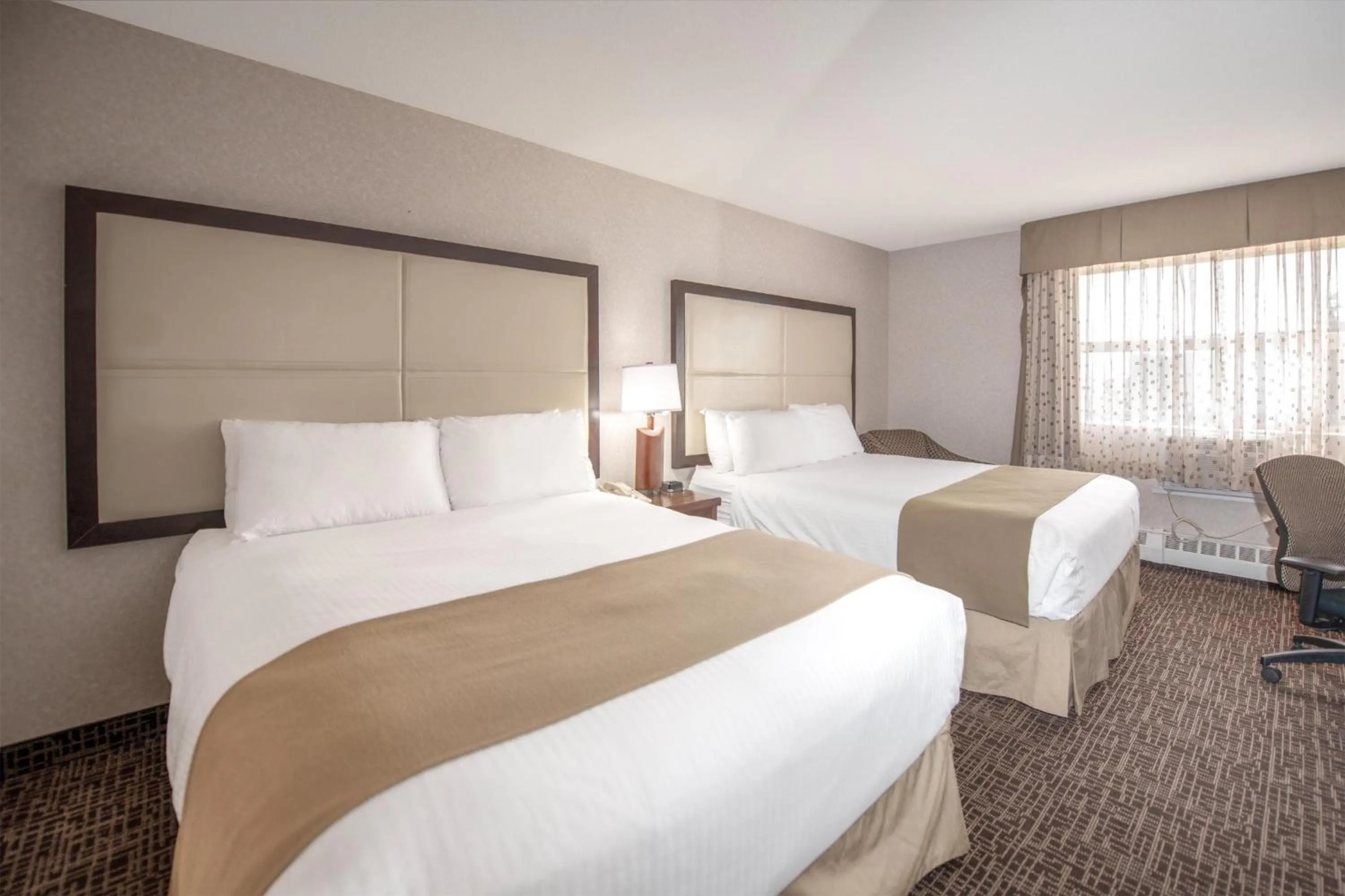 Bedroom, Bed in Coast Fort St John Hotel