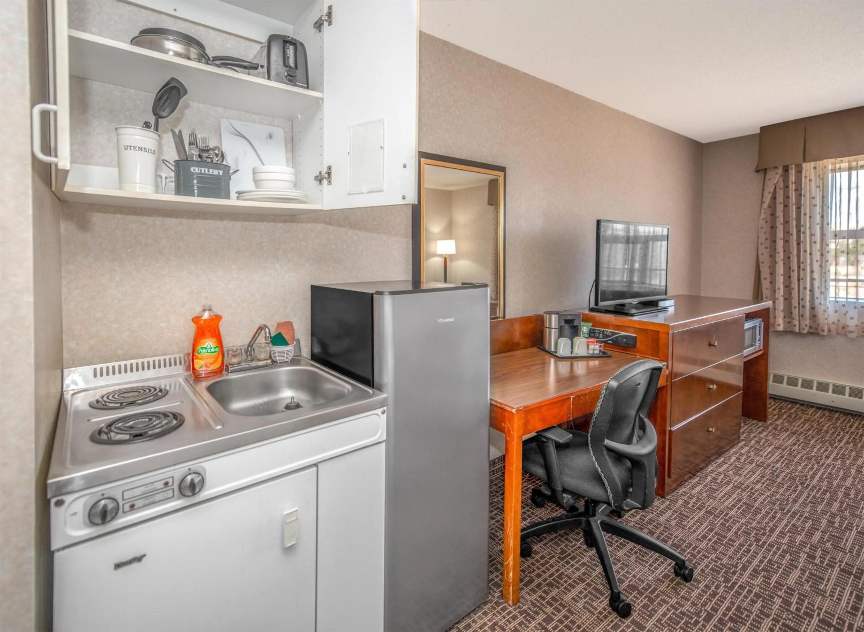 Kitchen or kitchenette in Coast Fort St John Hotel