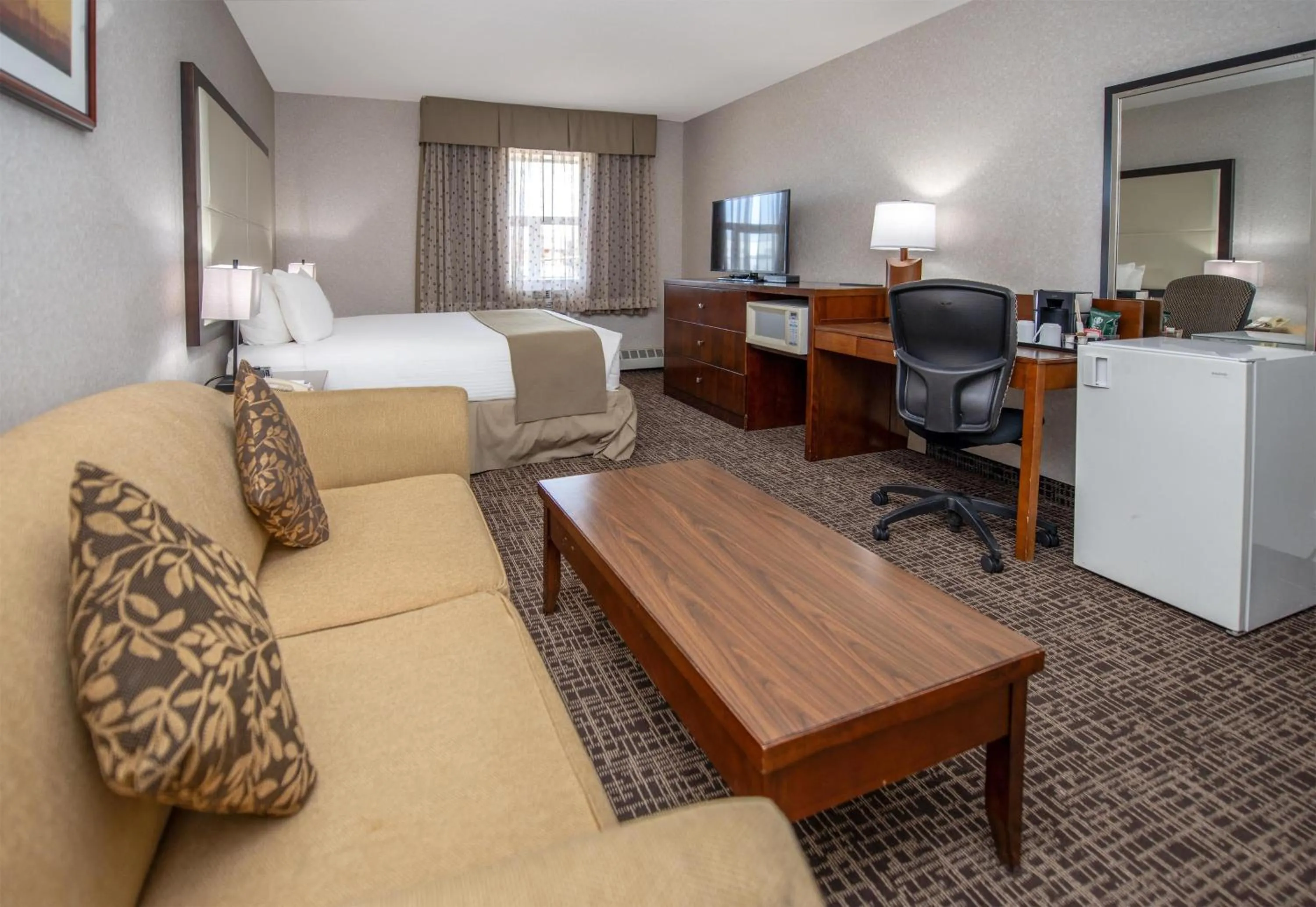 Bedroom, Bed in Coast Fort St John Hotel