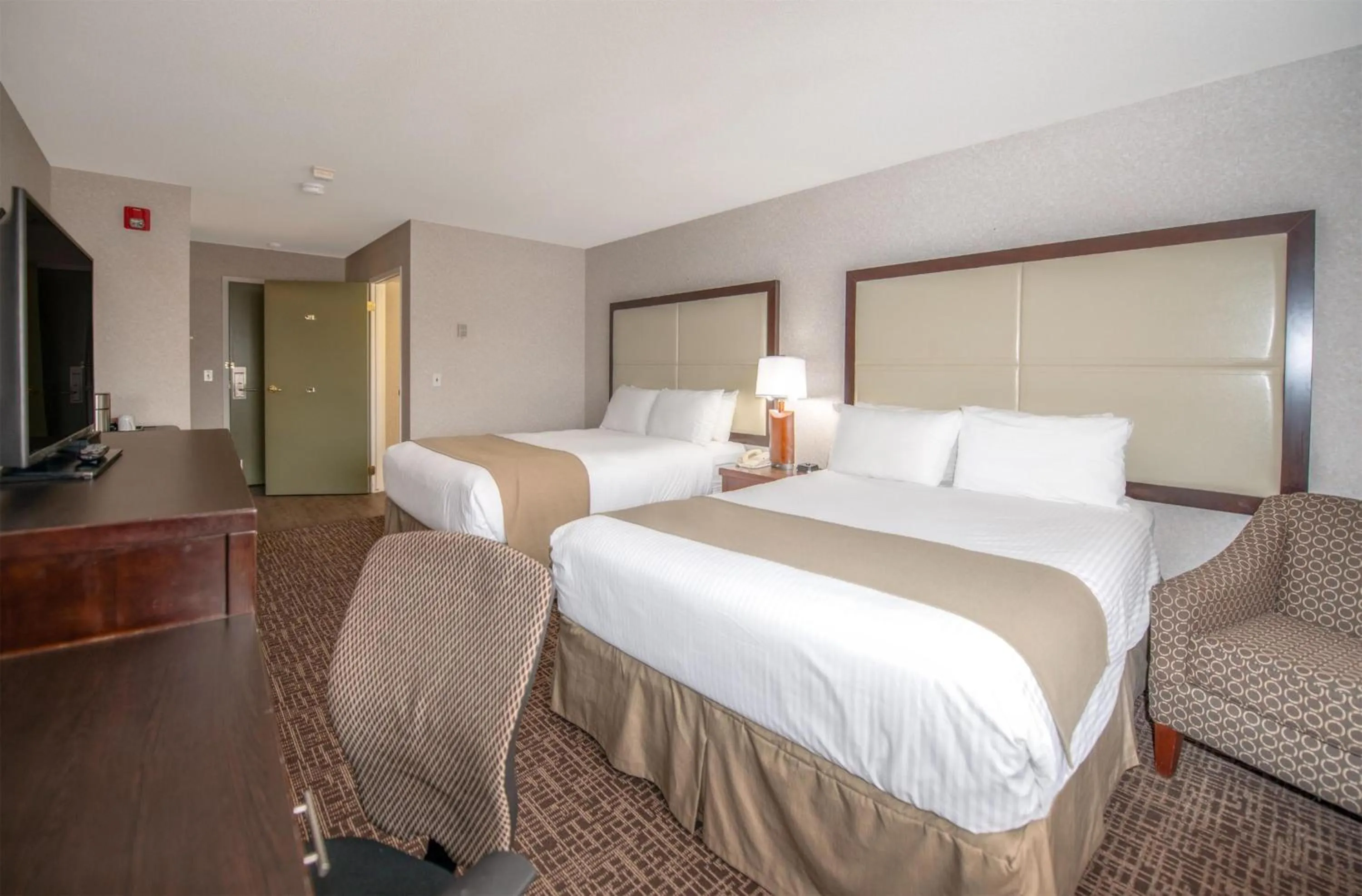 Bedroom, Bed in Coast Fort St John Hotel