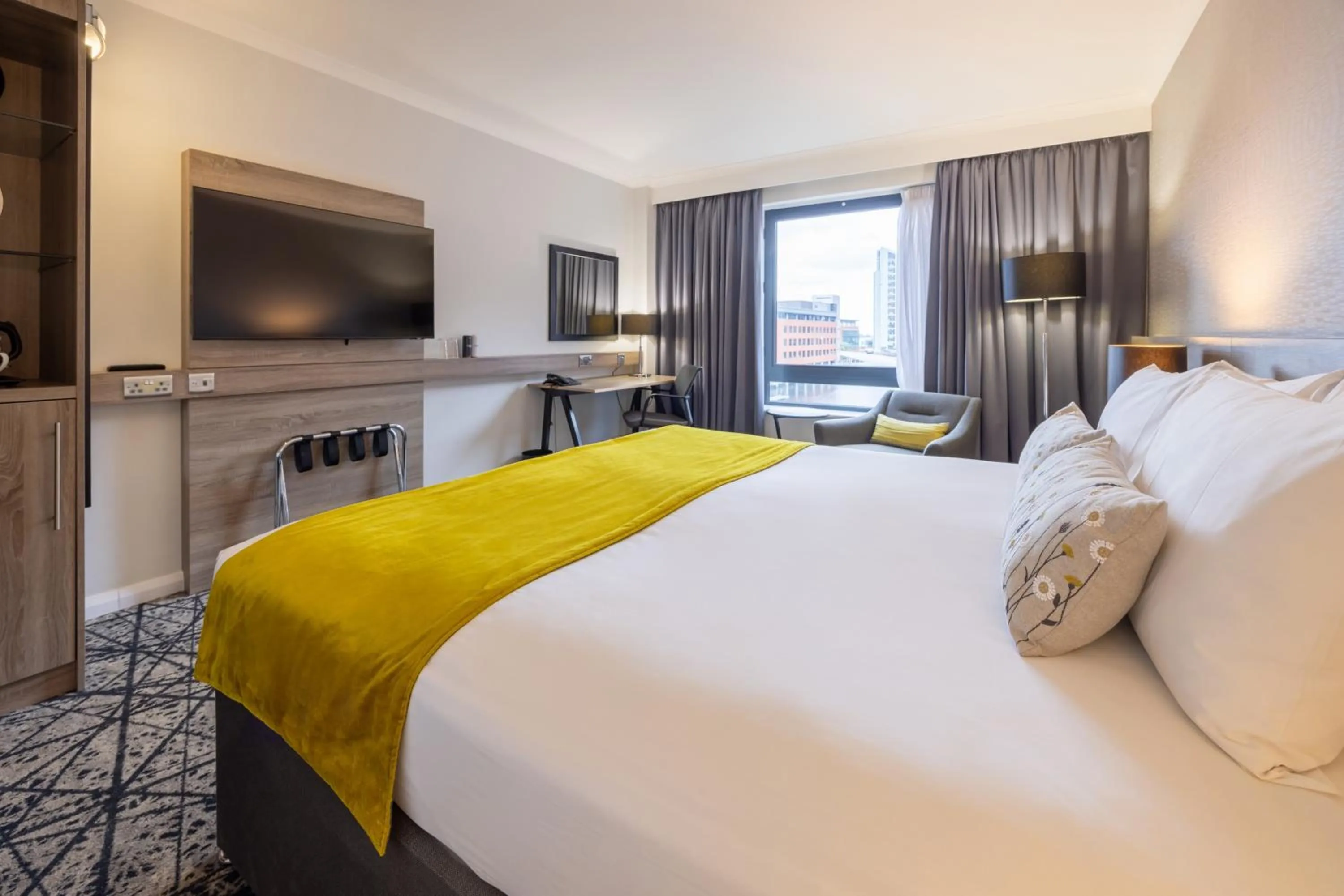 Premium King Room with River View - Lounge Access in Crowne Plaza Liverpool City Centre by IHG