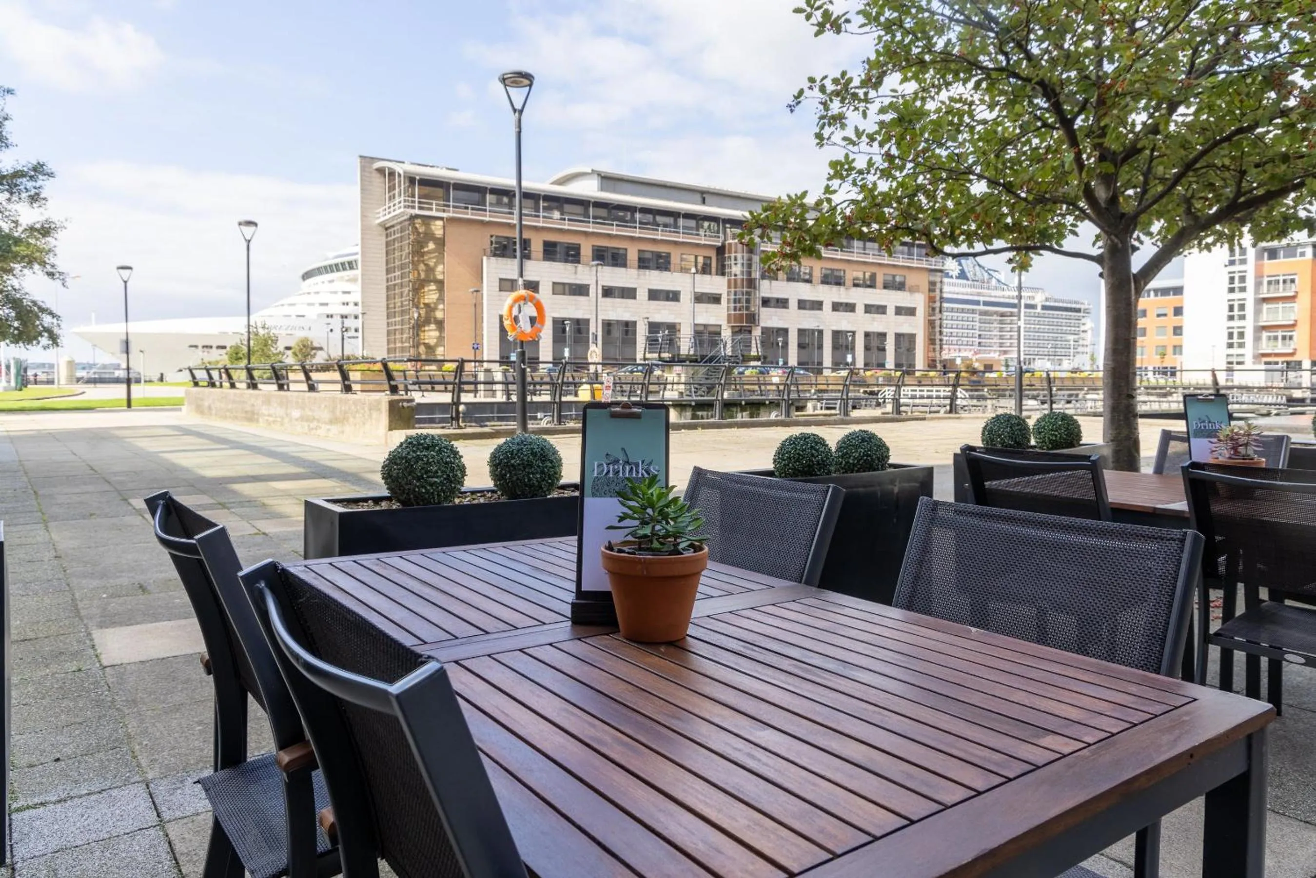 Lounge or bar in Crowne Plaza Liverpool City Centre by IHG