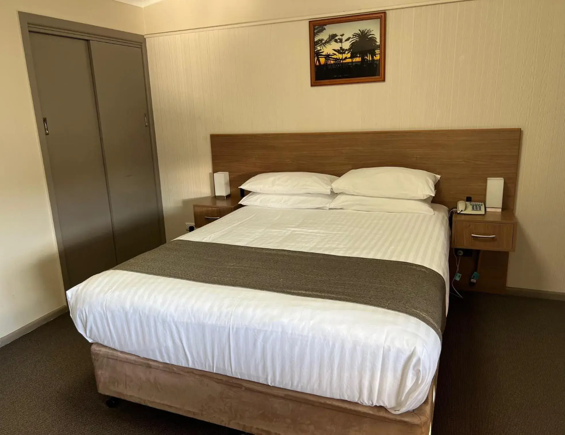 Standard Queen Room in Argosy Motor Inn Standard Queen Room in Argosy Motor Inn