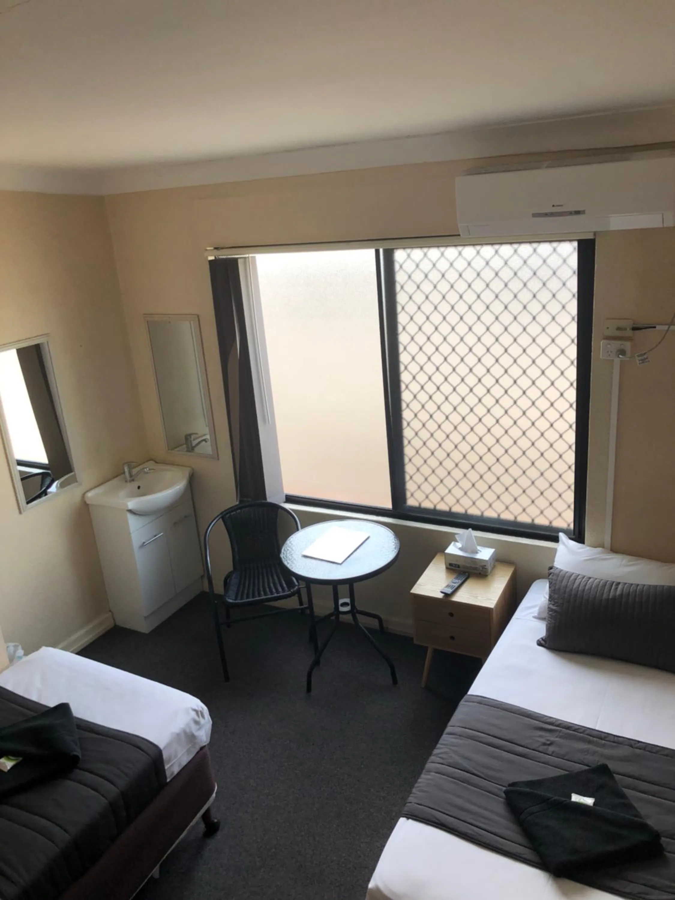 Bed in Kingsford Riverside Inn