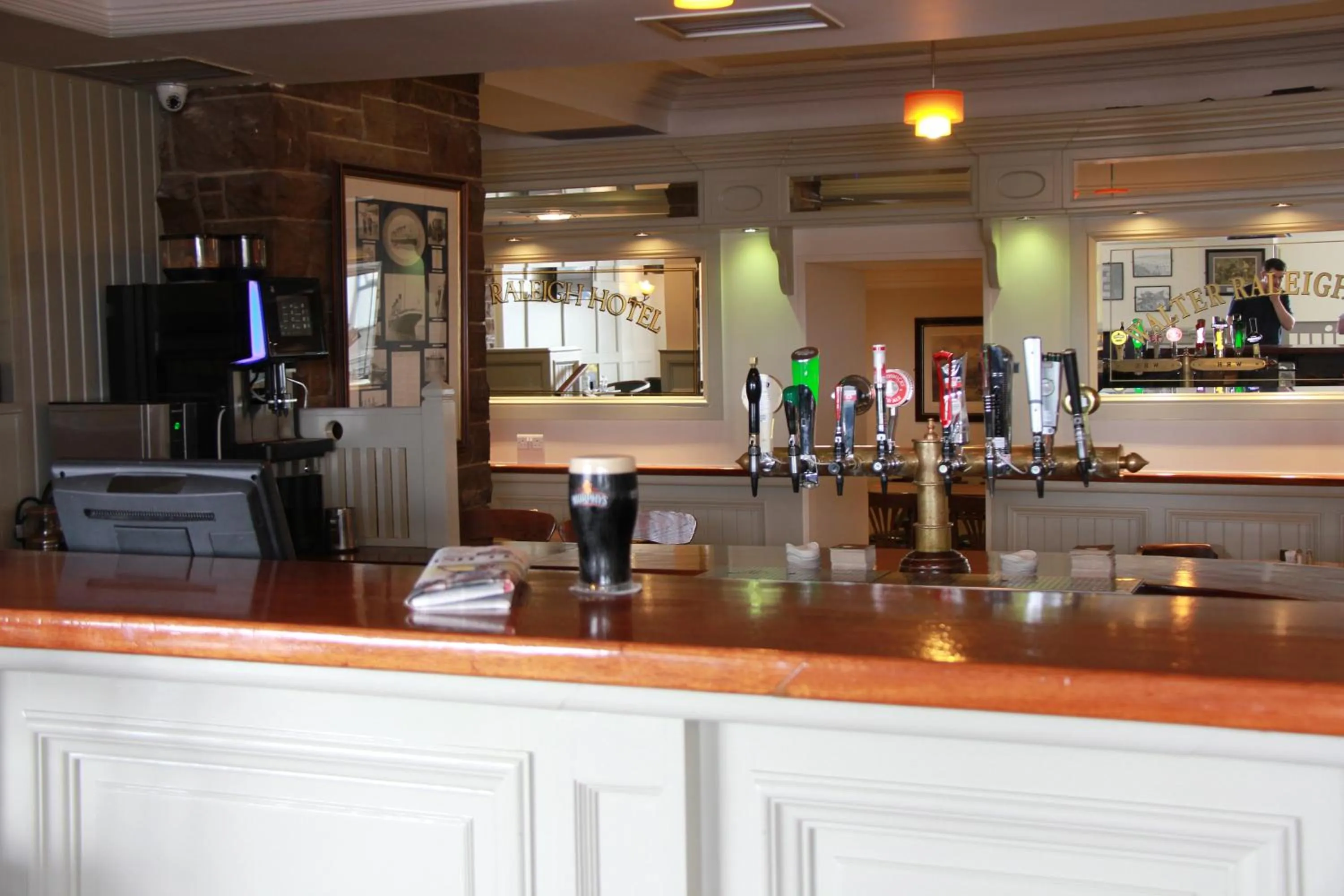 Lounge or bar in Walter Raleigh Hotel