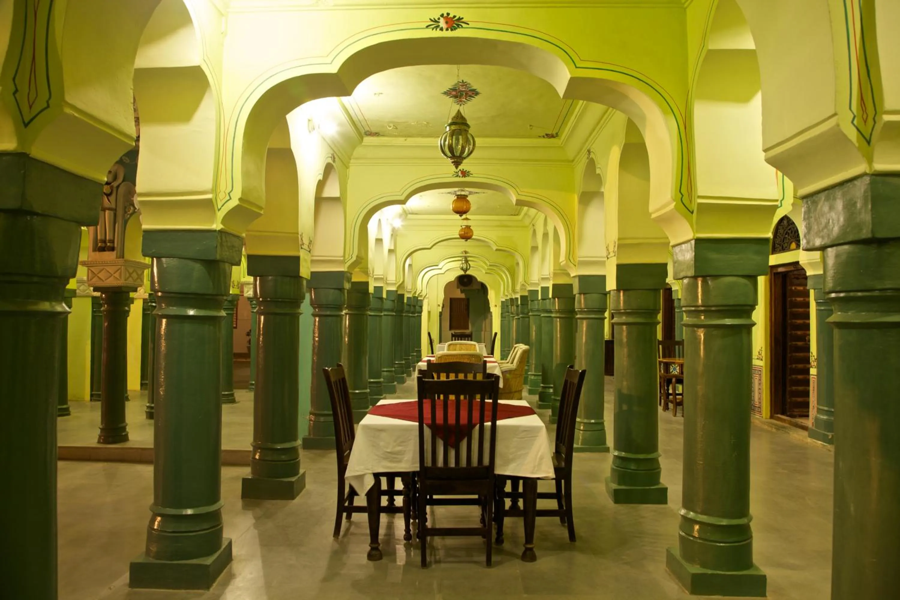 Restaurant/places to eat in Malji Ka Kamra