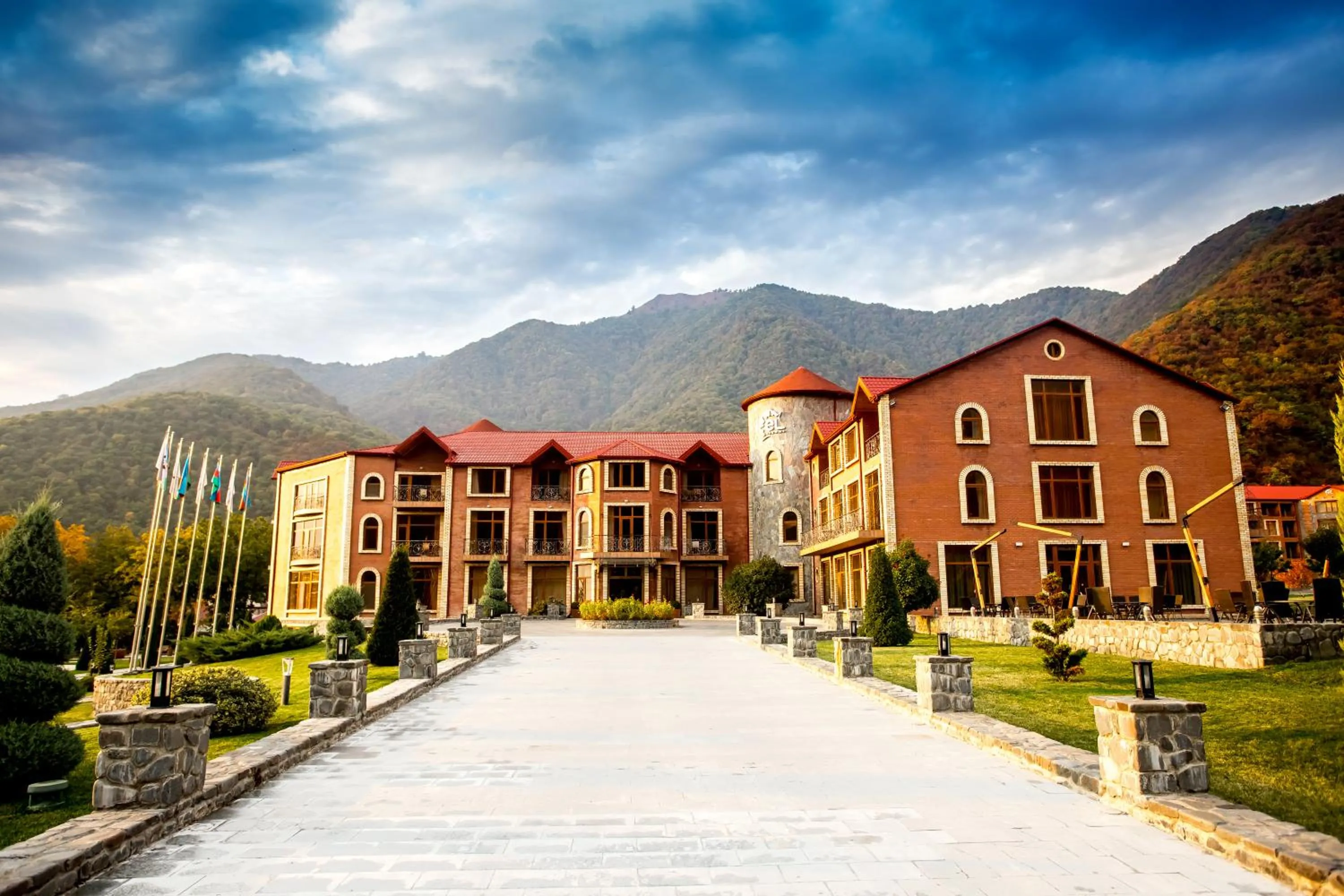 Facade/entrance in El Resort Hotel