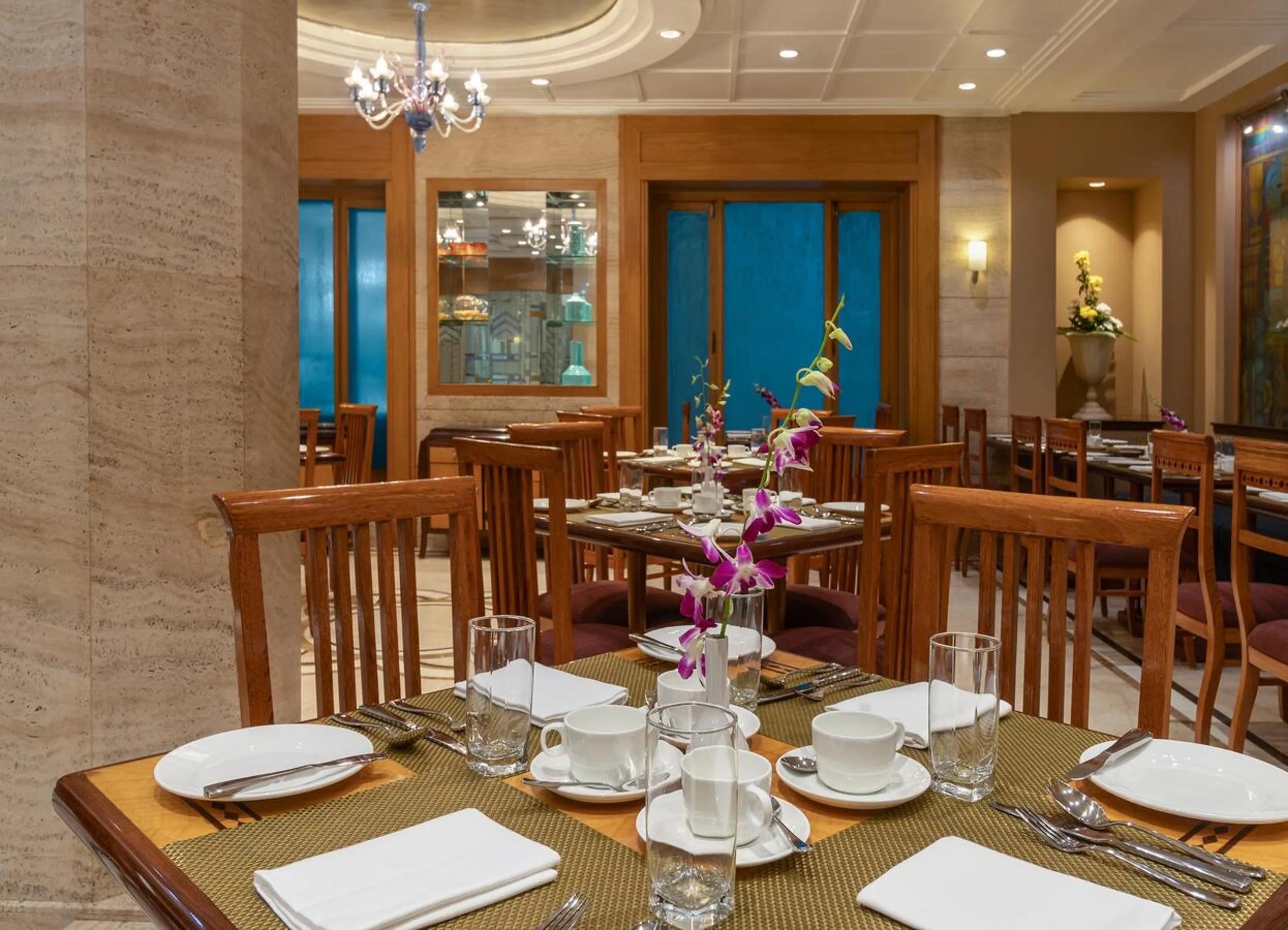 Restaurant/places to eat in Sarovar Portico Kalupur Ahmedabad