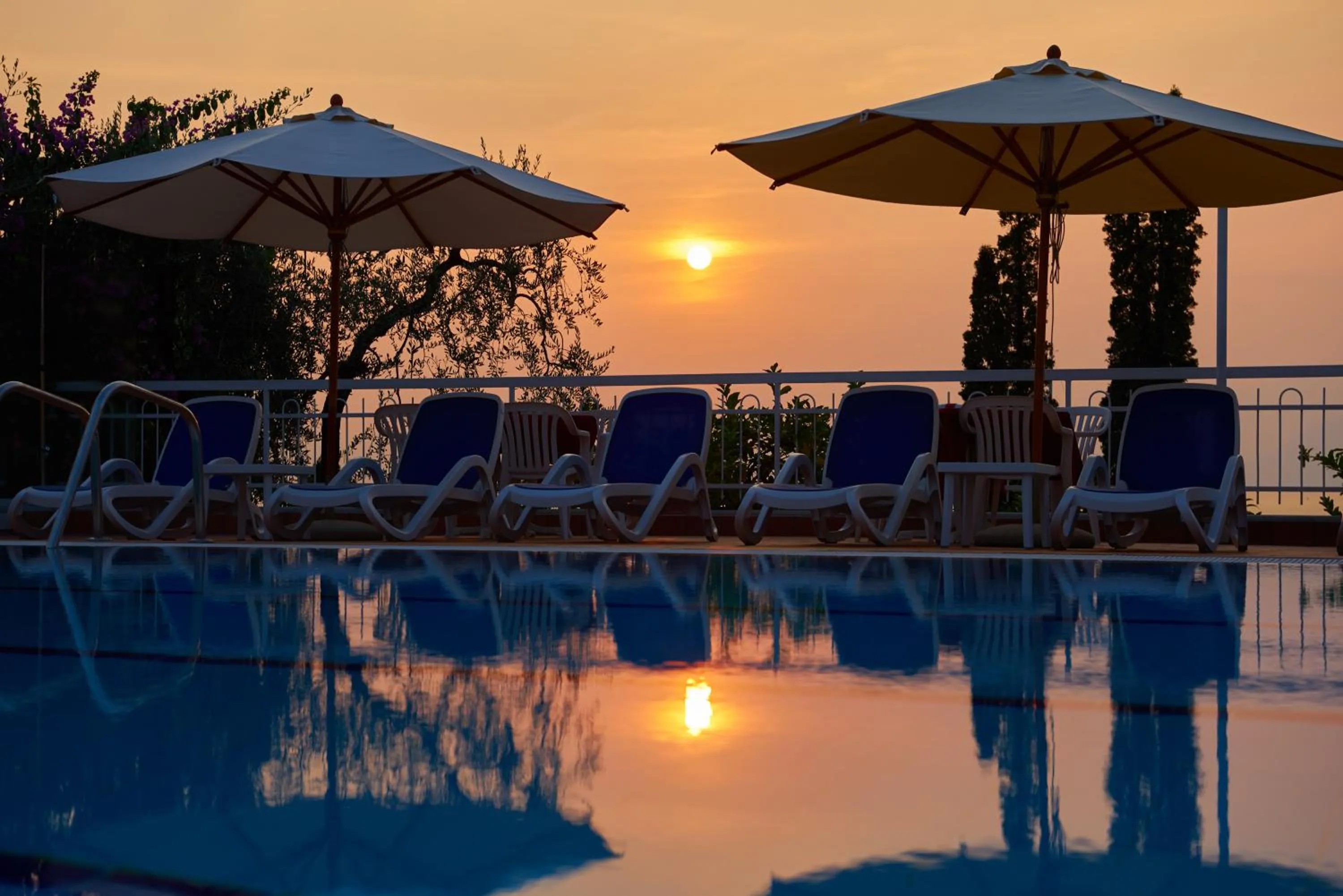 Swimming pool in Hotel Benacus Torri del Benaco