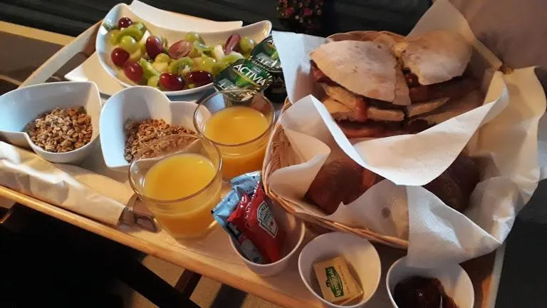 Breakfast in Birdsong Cottage Bed and Breakfast